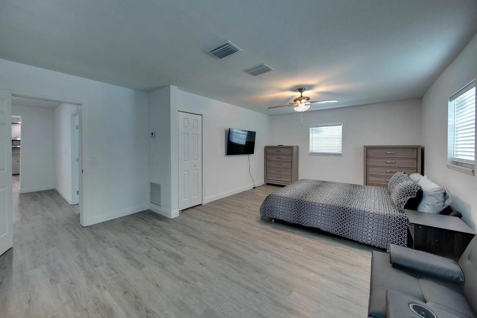 Spacious Home Sleeps 16 - Private Pool Near IMG