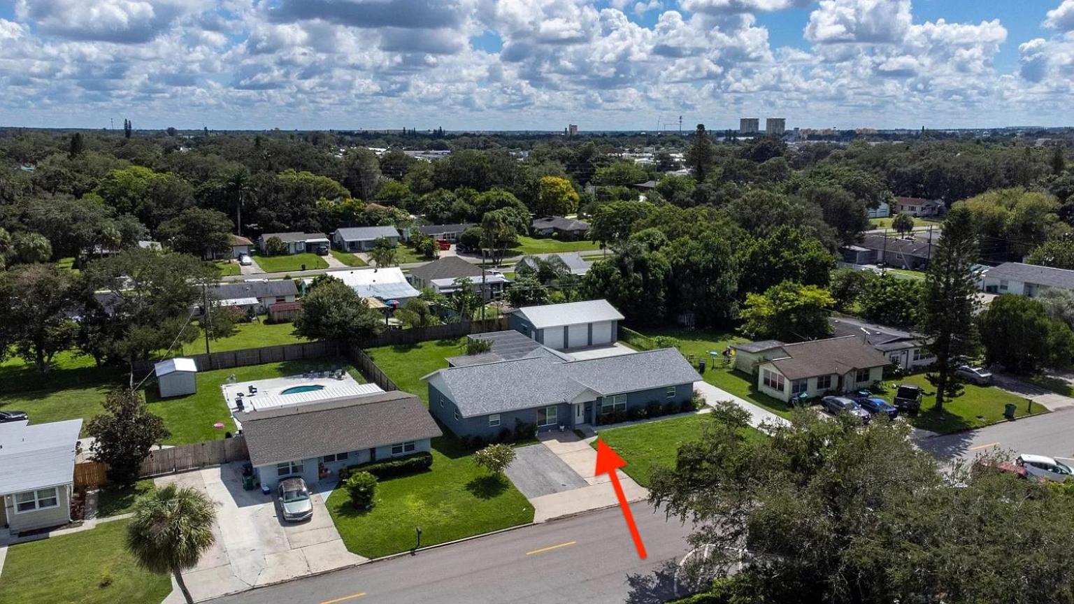 Spacious Home Sleeps 16 - Private Pool Near IMG