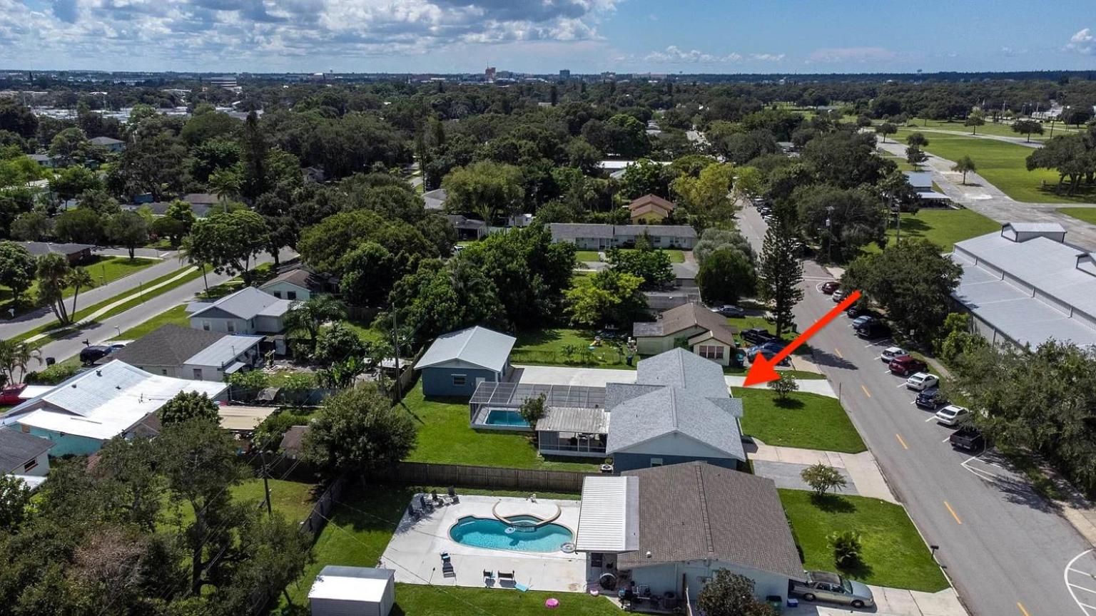Spacious Home Sleeps 16 - Private Pool Near IMG