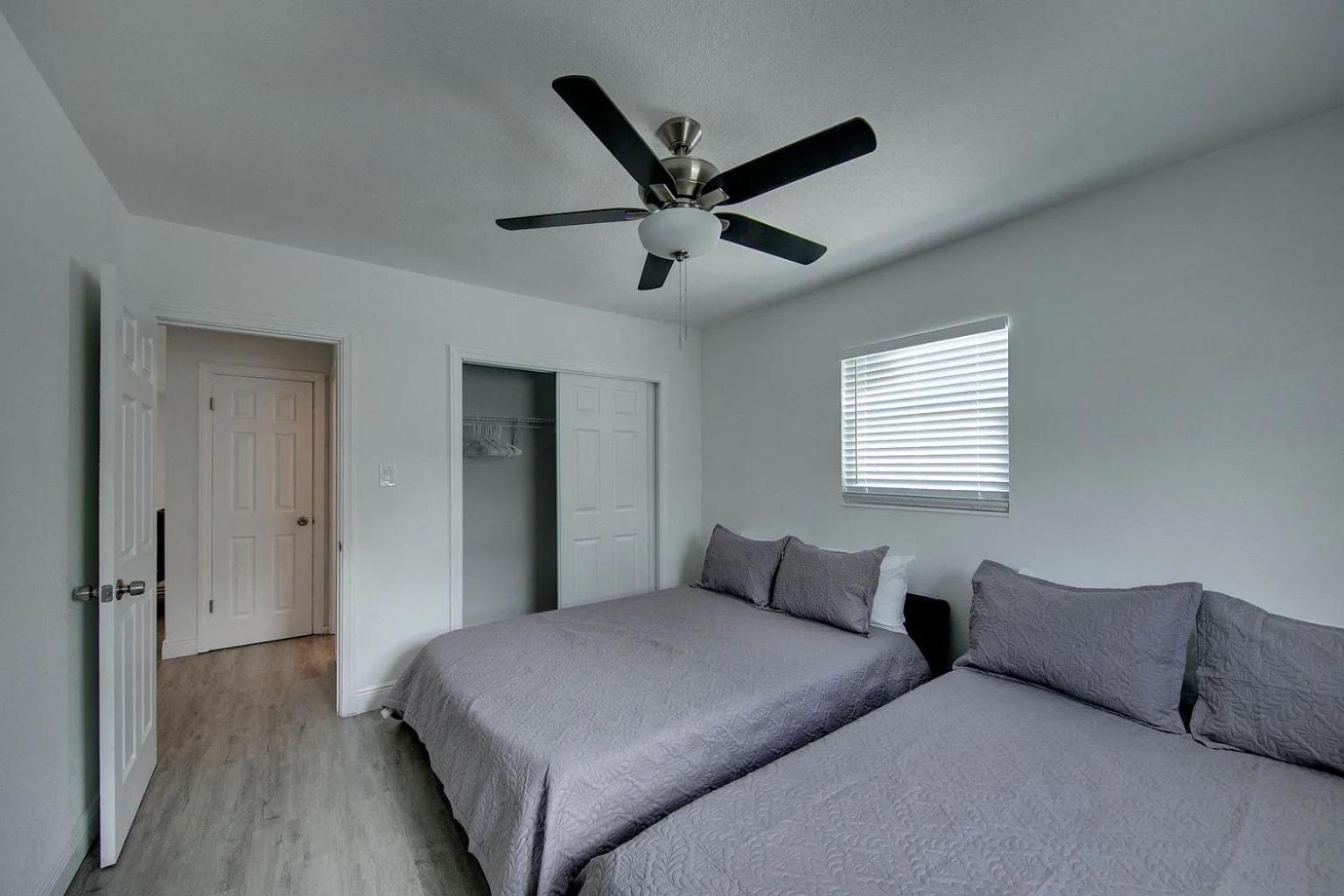 Spacious Home Sleeps 16 - Private Pool Near IMG