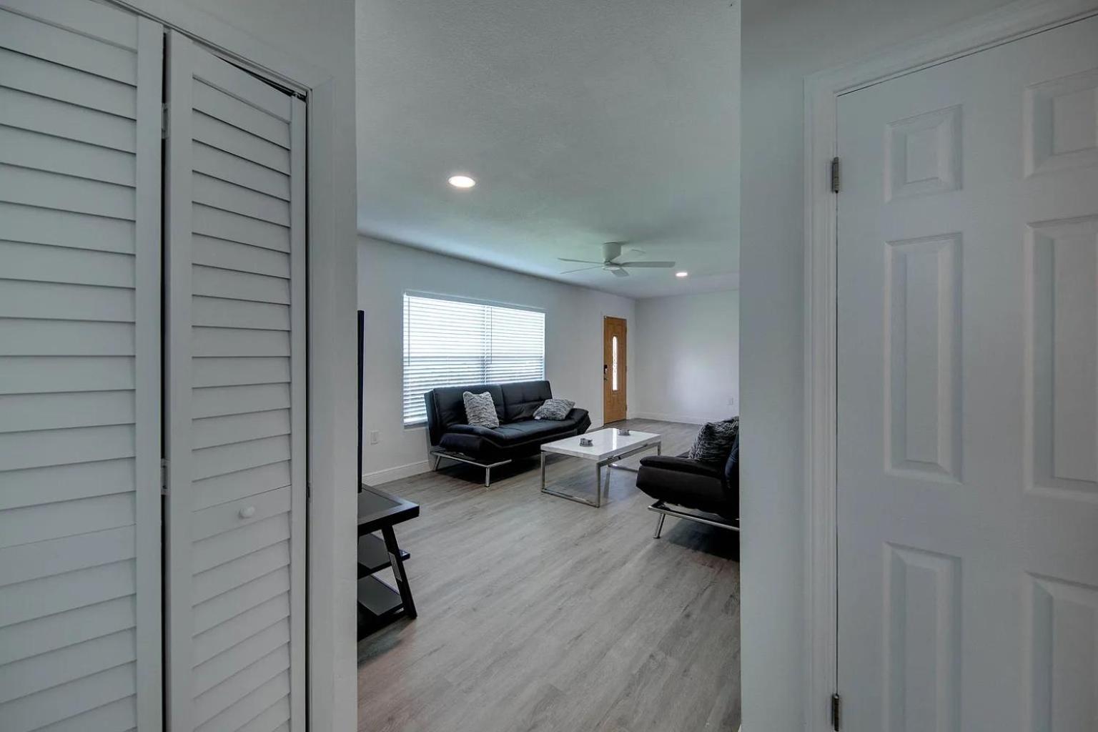 Spacious Home Sleeps 16 - Private Pool Near IMG