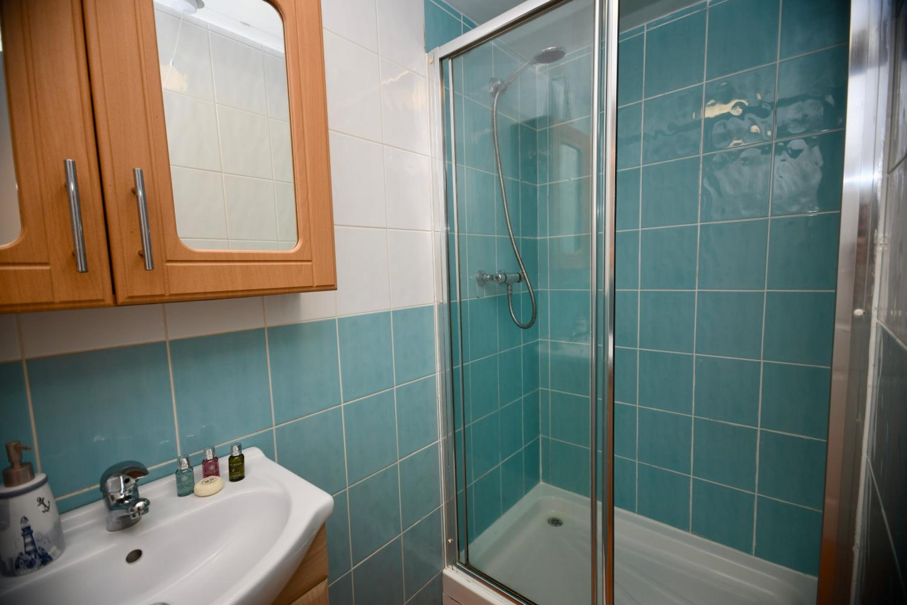 The Lower Deck-South Shields 4 seperate beds sleeps 5 Contractor and Long Stay Rates