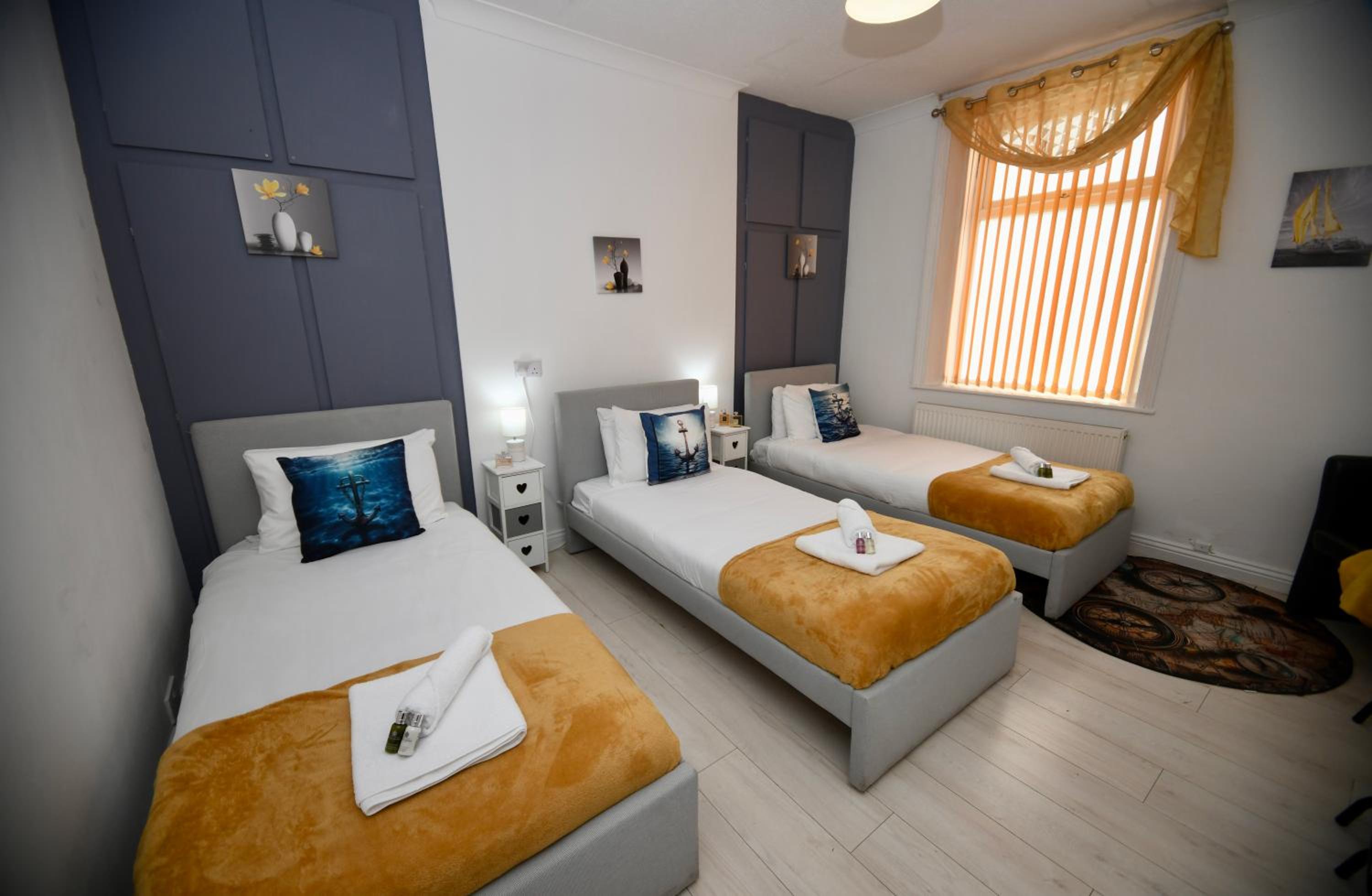 The Lower Deck-South Shields 4 seperate beds sleeps 5 Contractor and Long Stay Rates