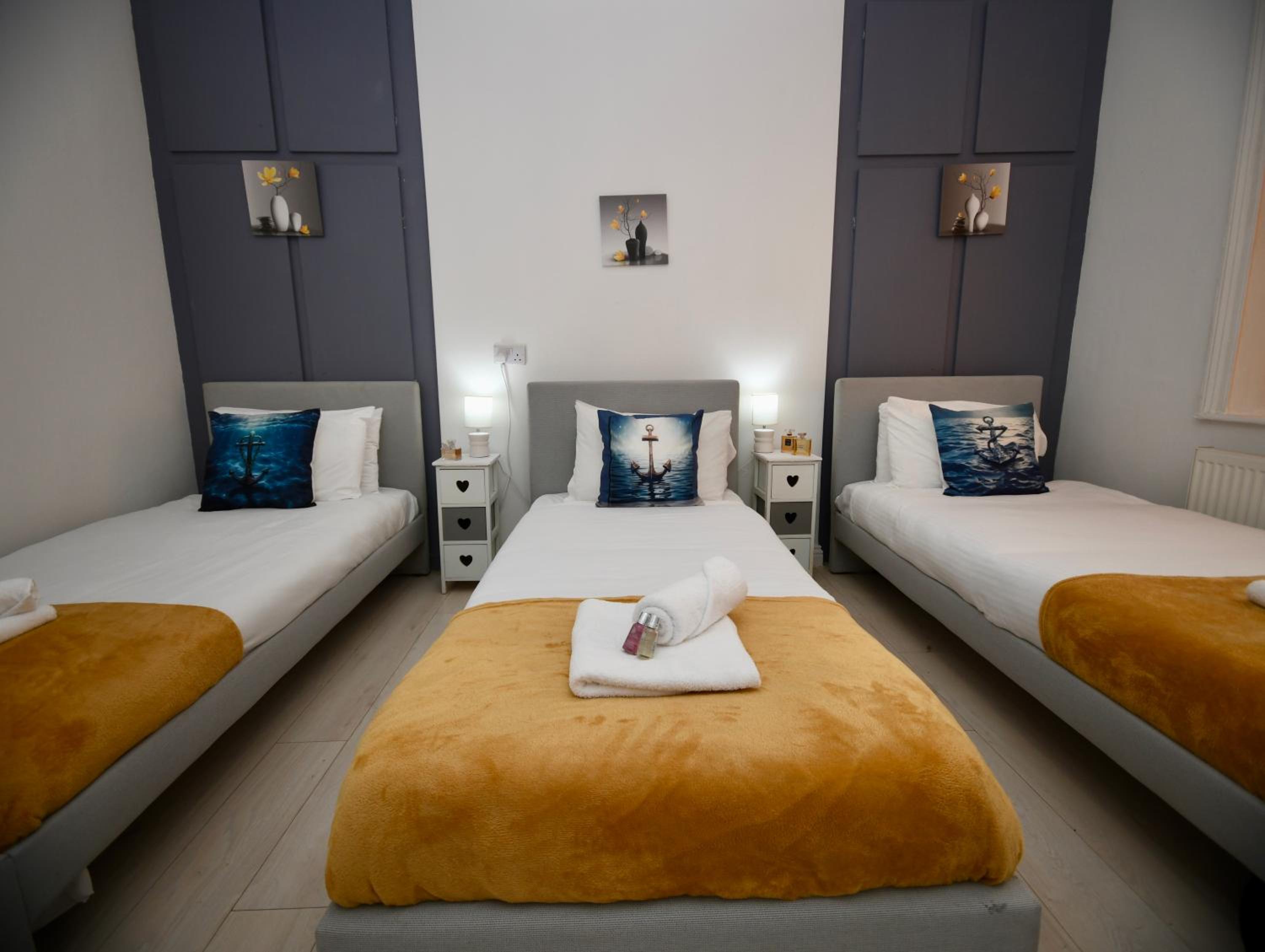 The Lower Deck-South Shields 4 seperate beds sleeps 5 Contractor and Long Stay Rates