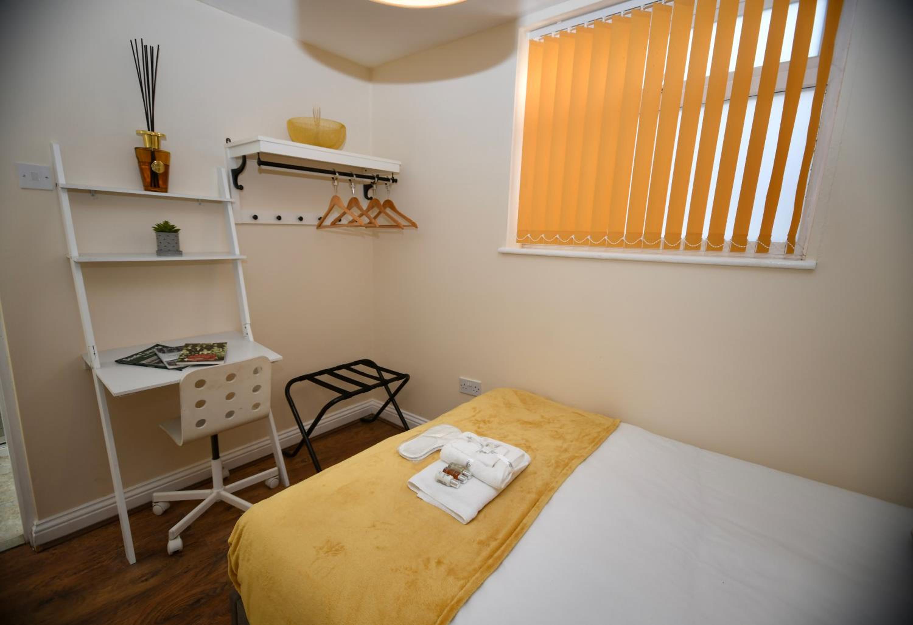 The Lower Deck-South Shields 4 seperate beds sleeps 5 Contractor and Long Stay Rates