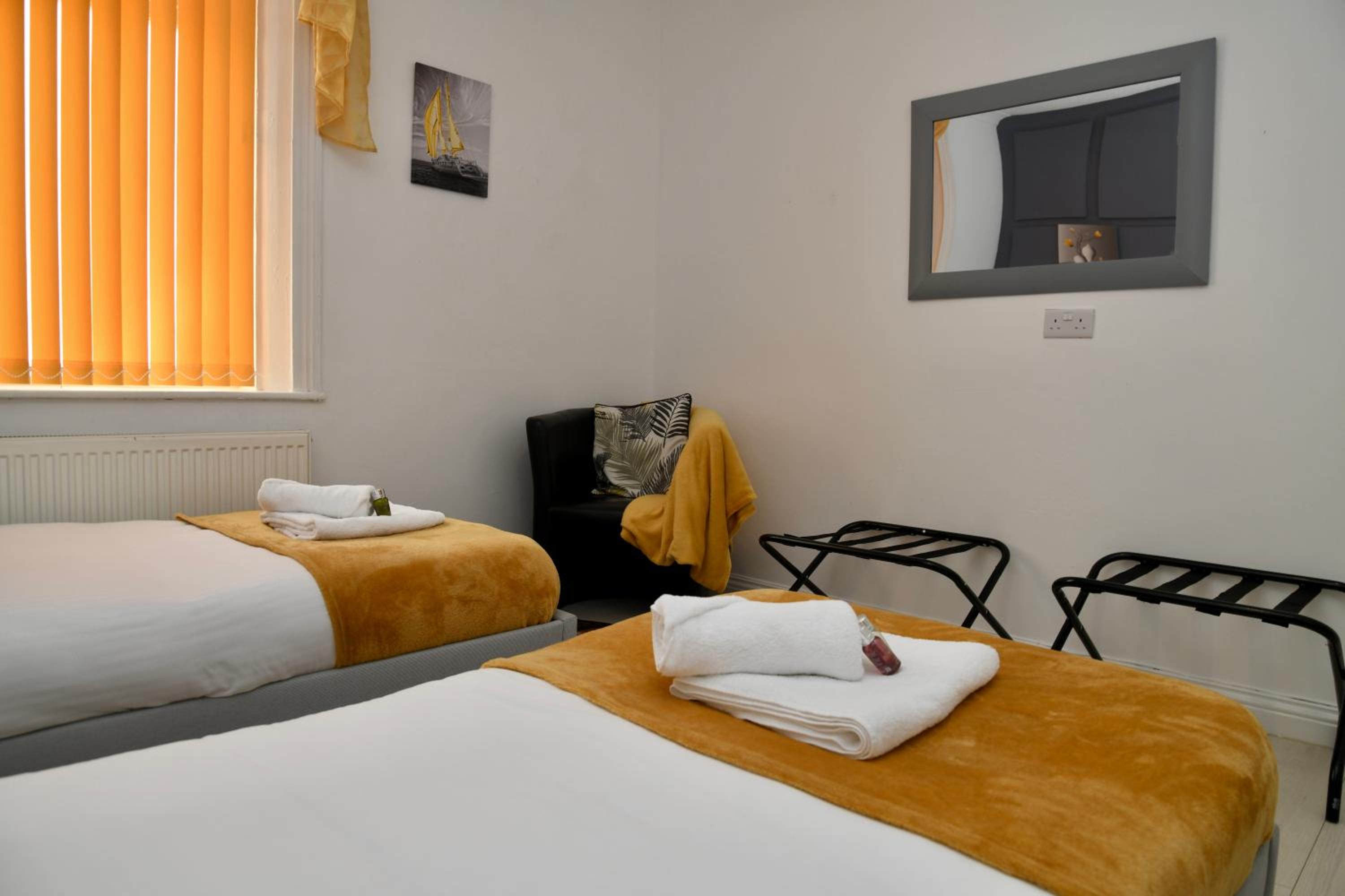 The Lower Deck-South Shields 4 seperate beds sleeps 5 Contractor and Long Stay Rates
