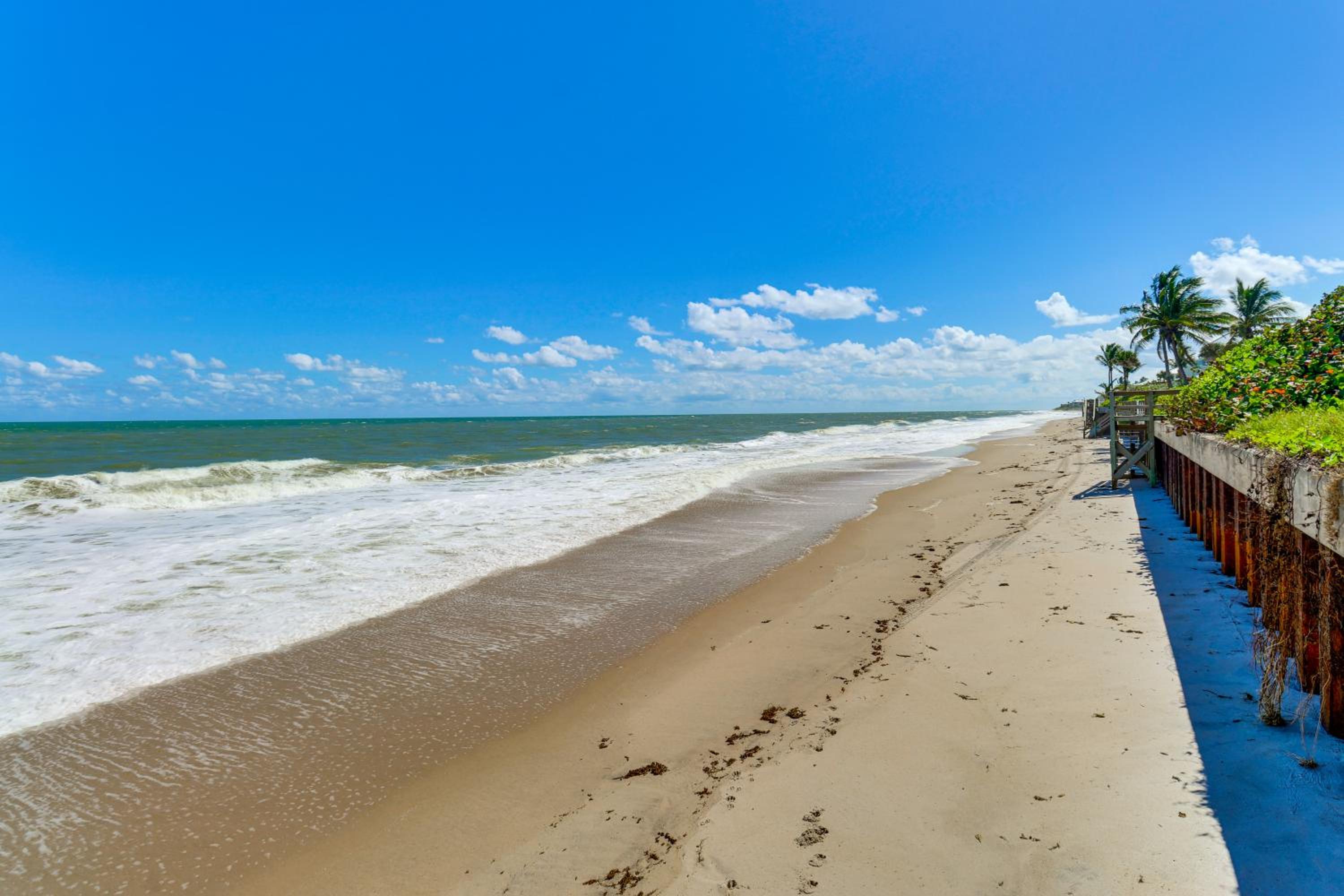 Walk to Wabasso Beach Home with Hot Tub and Bikes