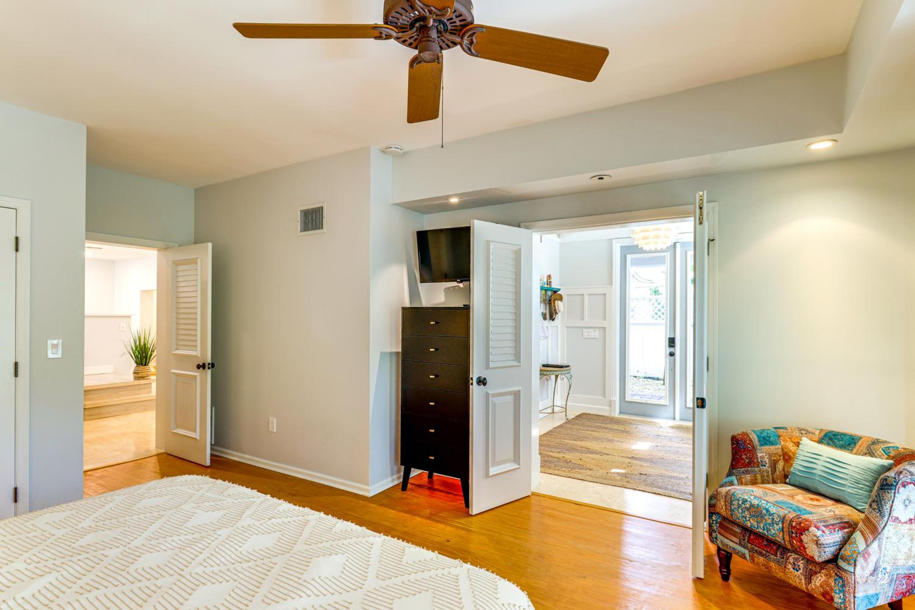 Walk to Wabasso Beach Home with Hot Tub and Bikes
