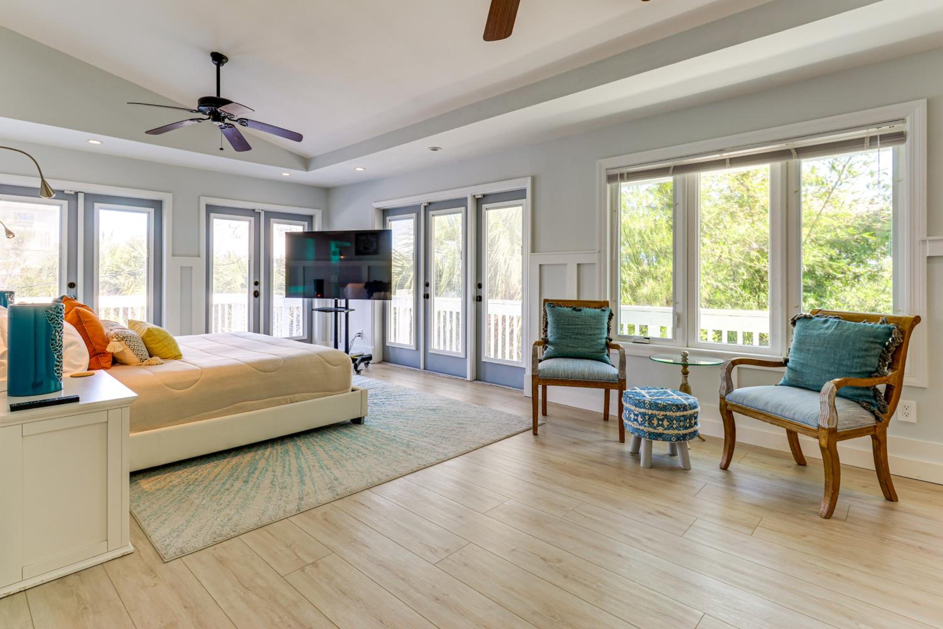 Walk to Wabasso Beach Home with Hot Tub and Bikes