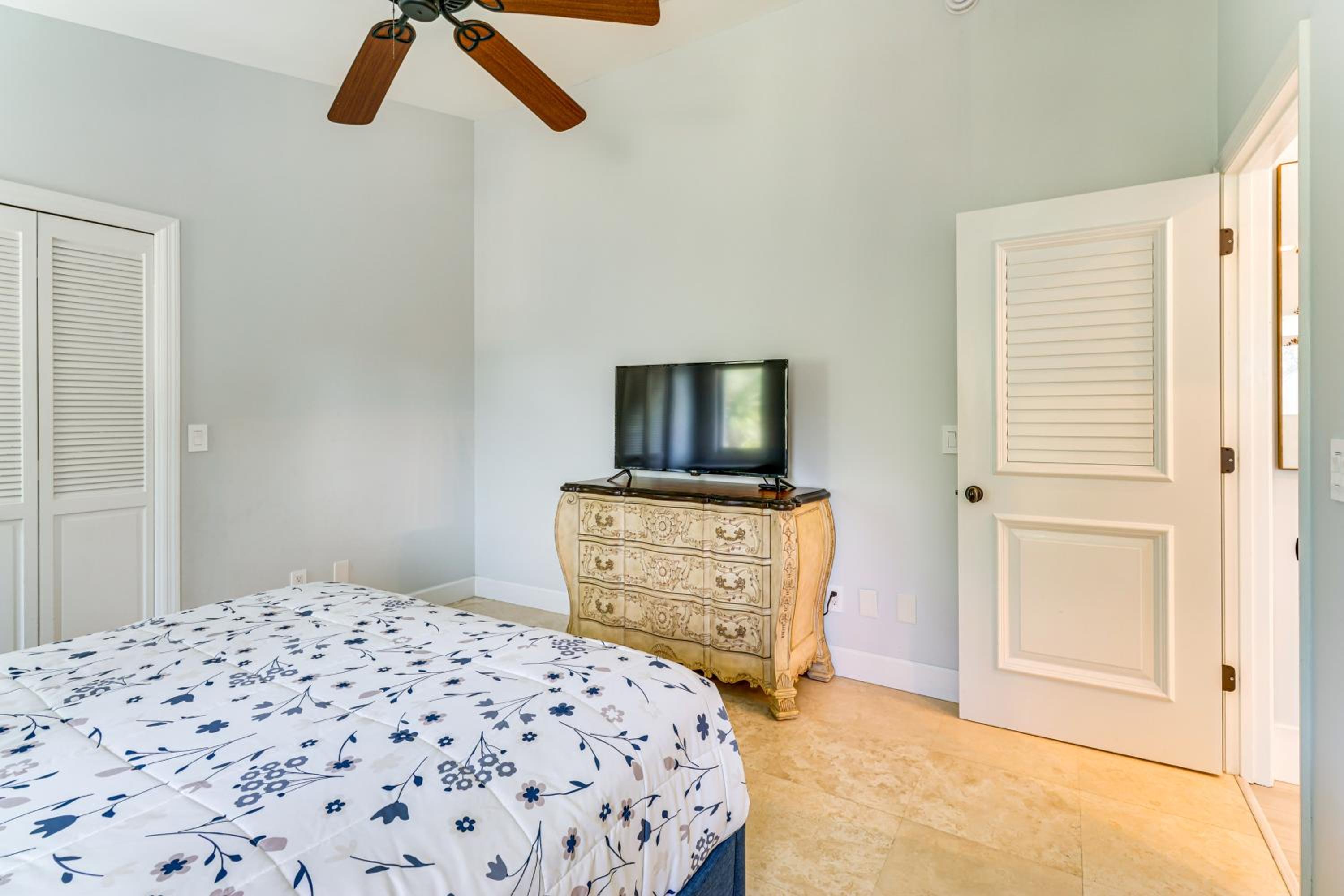 Walk to Wabasso Beach Home with Hot Tub and Bikes