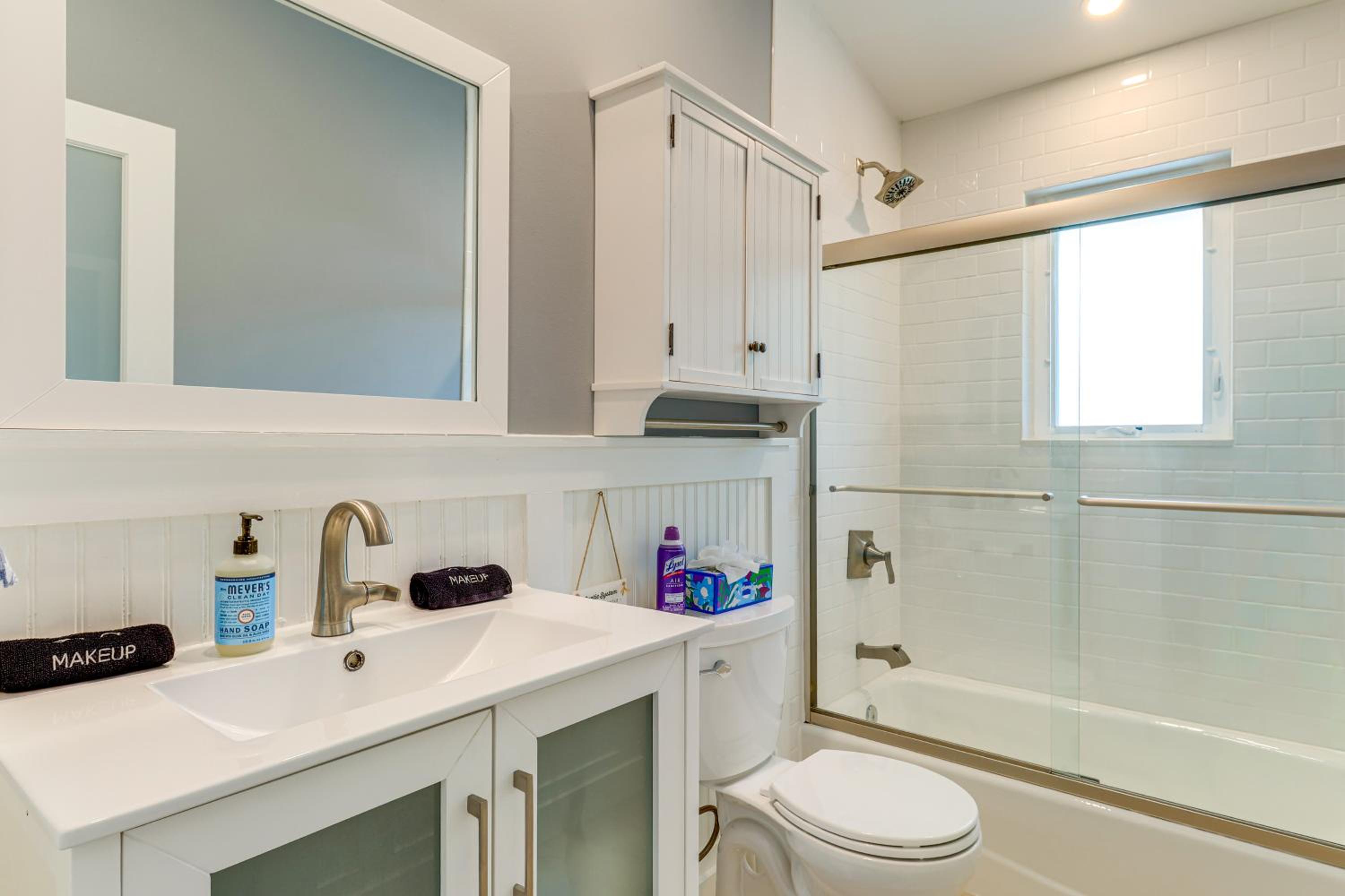 Walk to Wabasso Beach Home with Hot Tub and Bikes