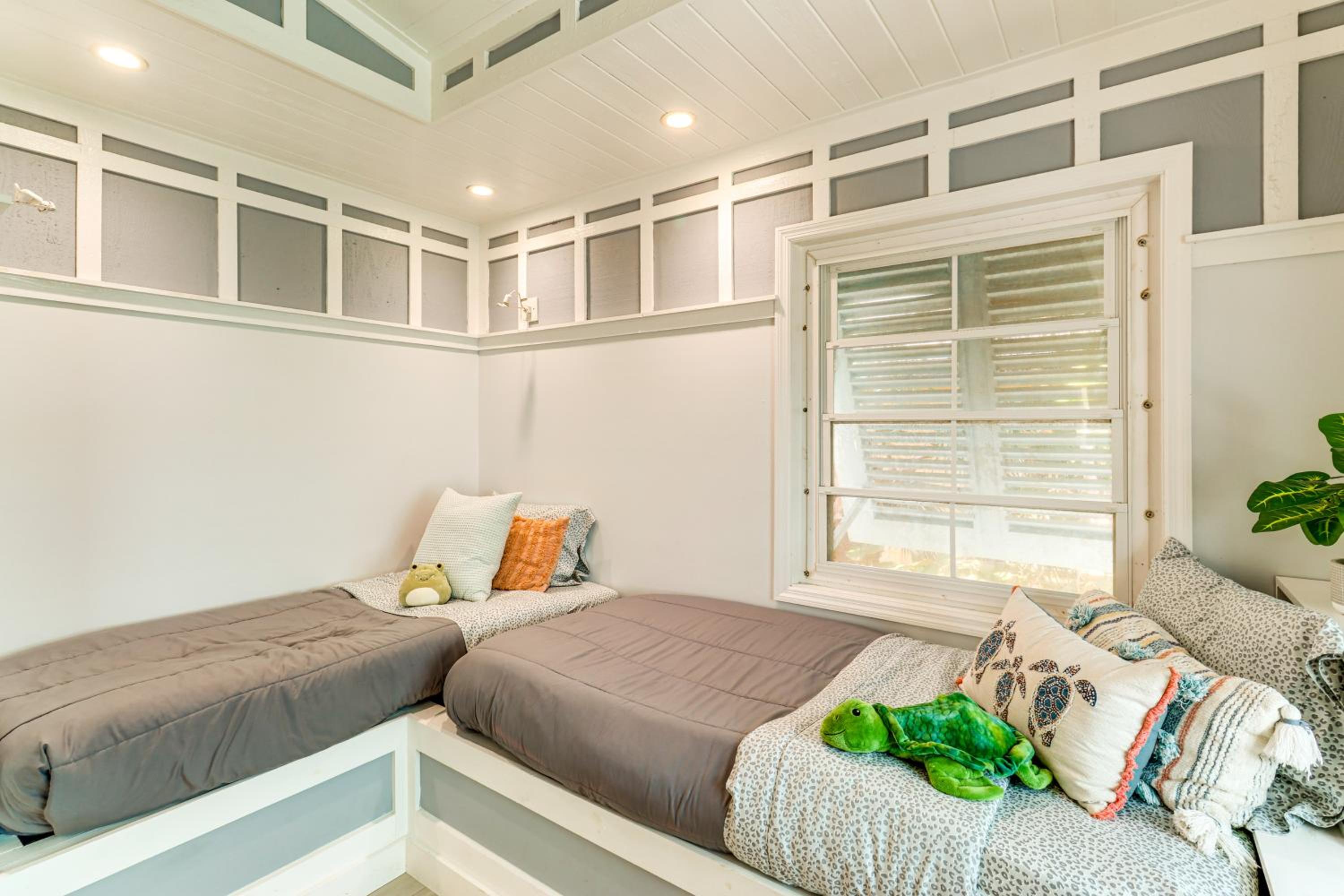 Walk to Wabasso Beach Home with Hot Tub and Bikes