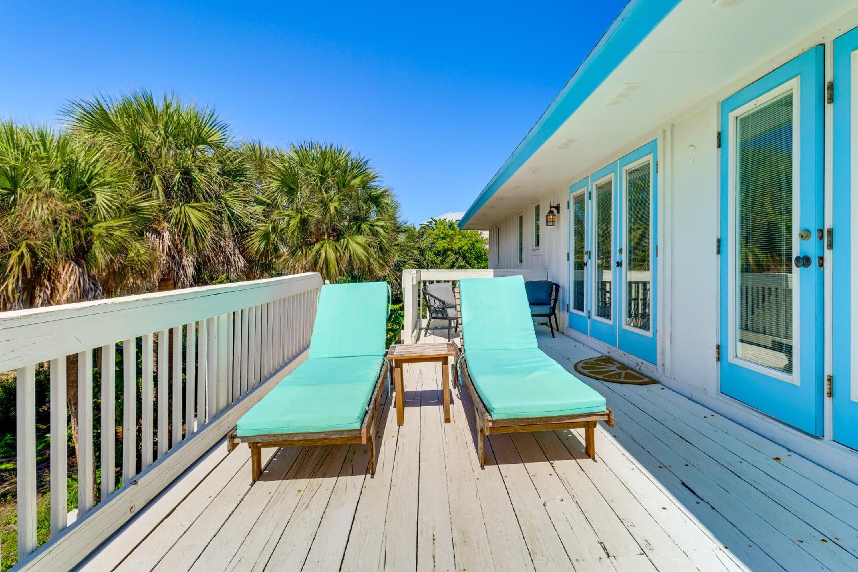 Walk to Wabasso Beach Home with Hot Tub and Bikes