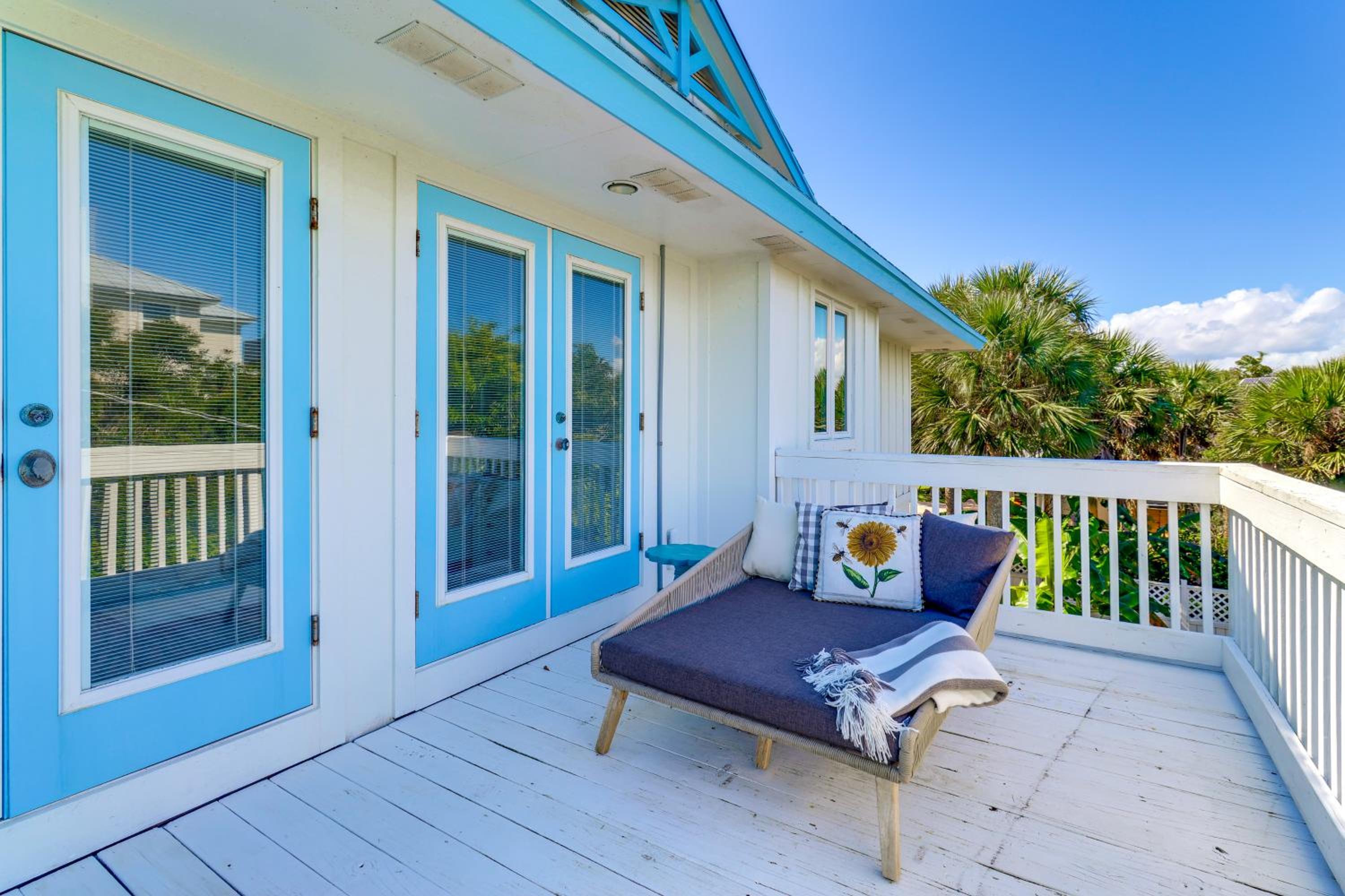 Walk to Wabasso Beach Home with Hot Tub and Bikes