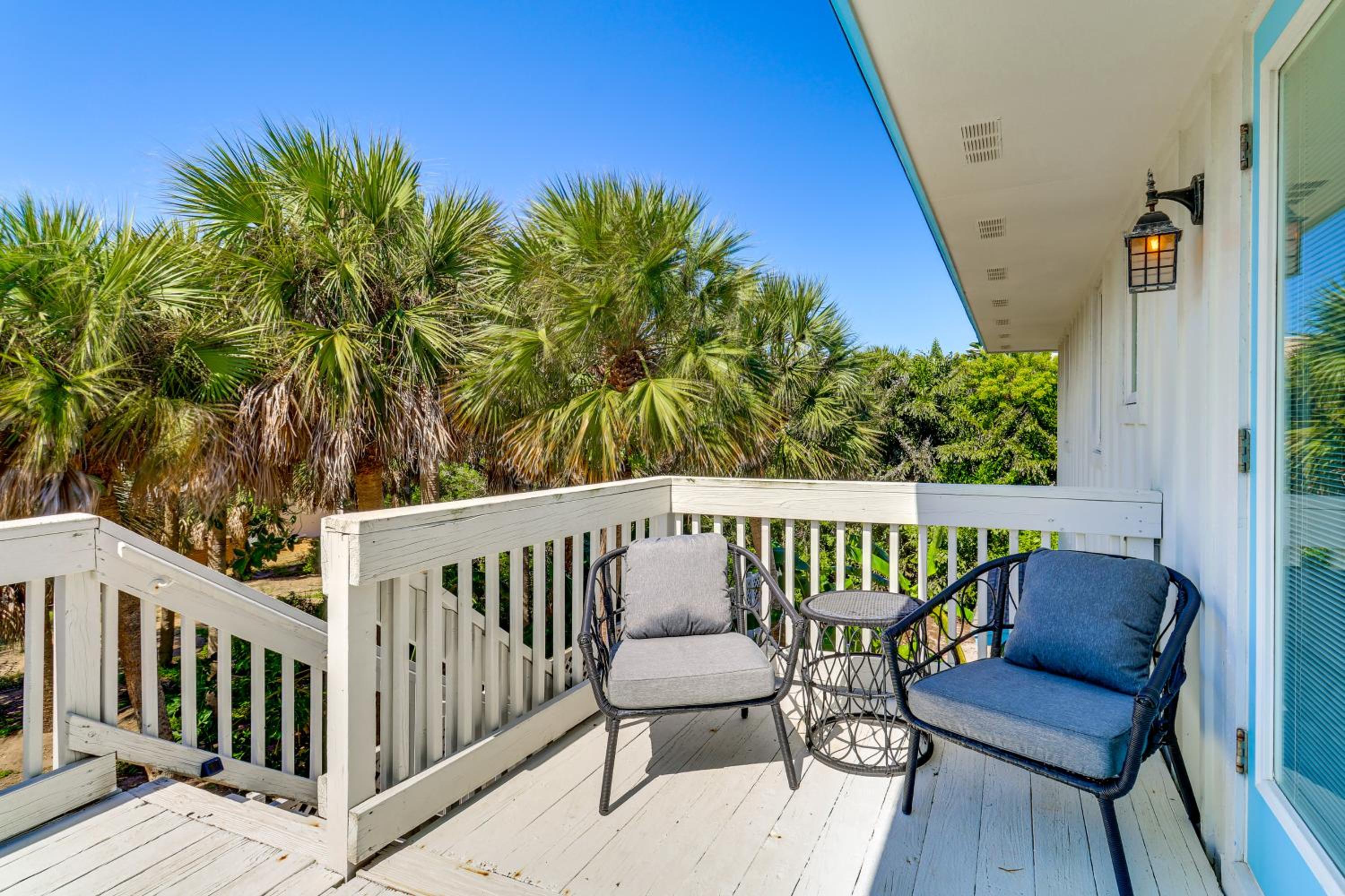 Walk to Wabasso Beach Home with Hot Tub and Bikes