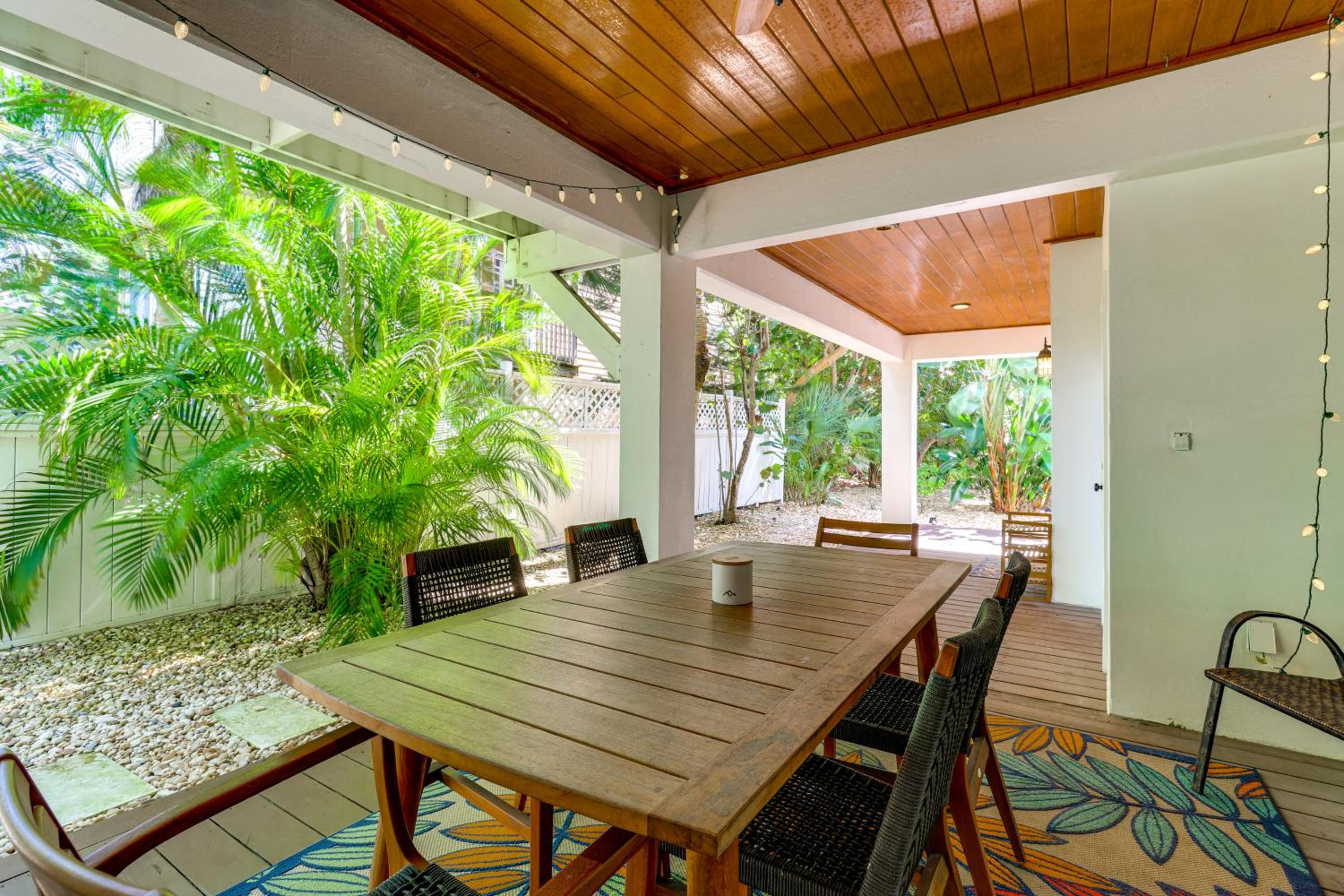 Walk to Wabasso Beach Home with Hot Tub and Bikes