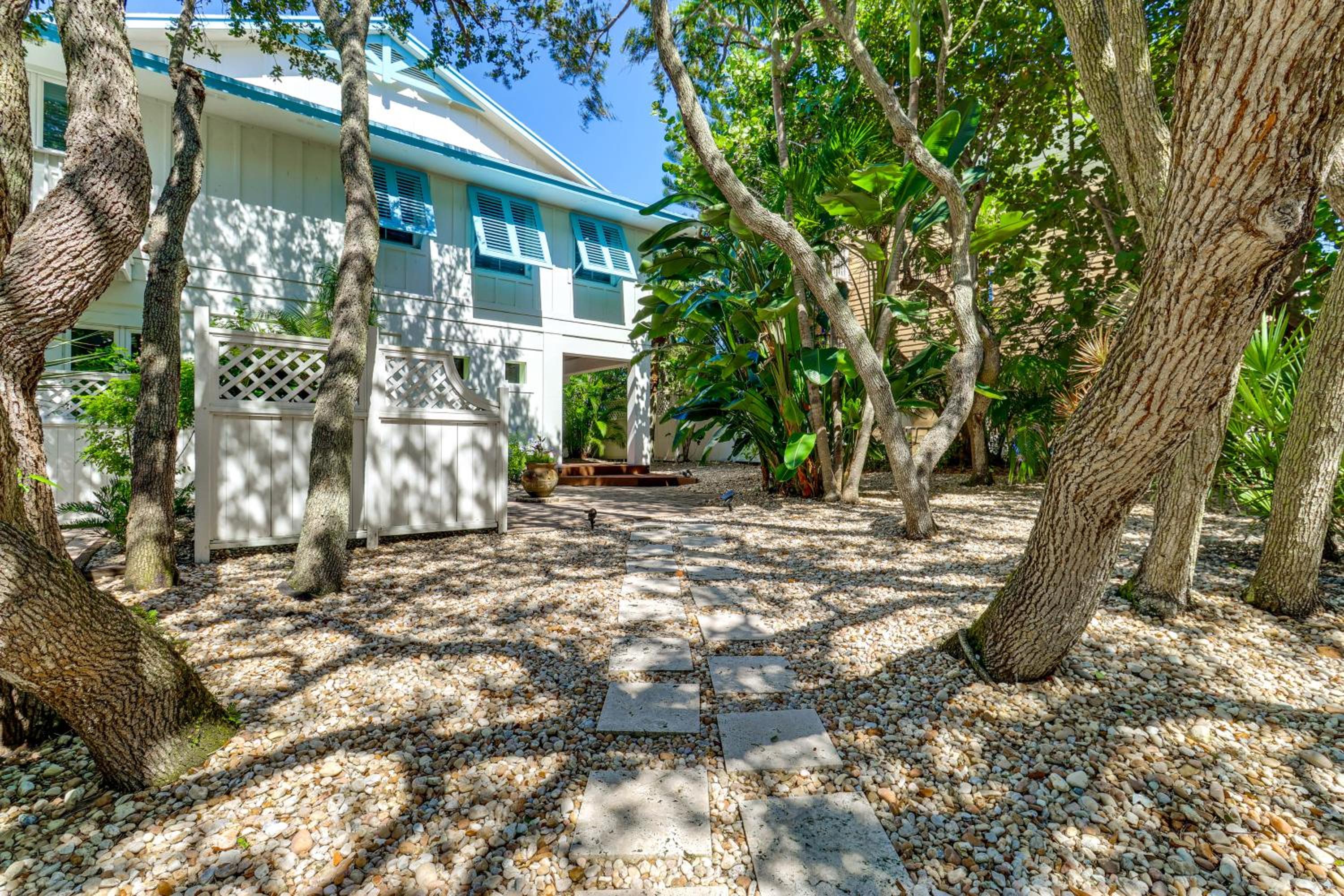 Walk to Wabasso Beach Home with Hot Tub and Bikes