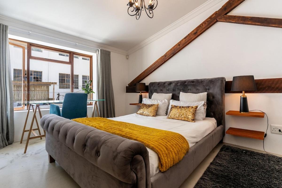 Modern Rustic Gem at the foot of Table Mountain