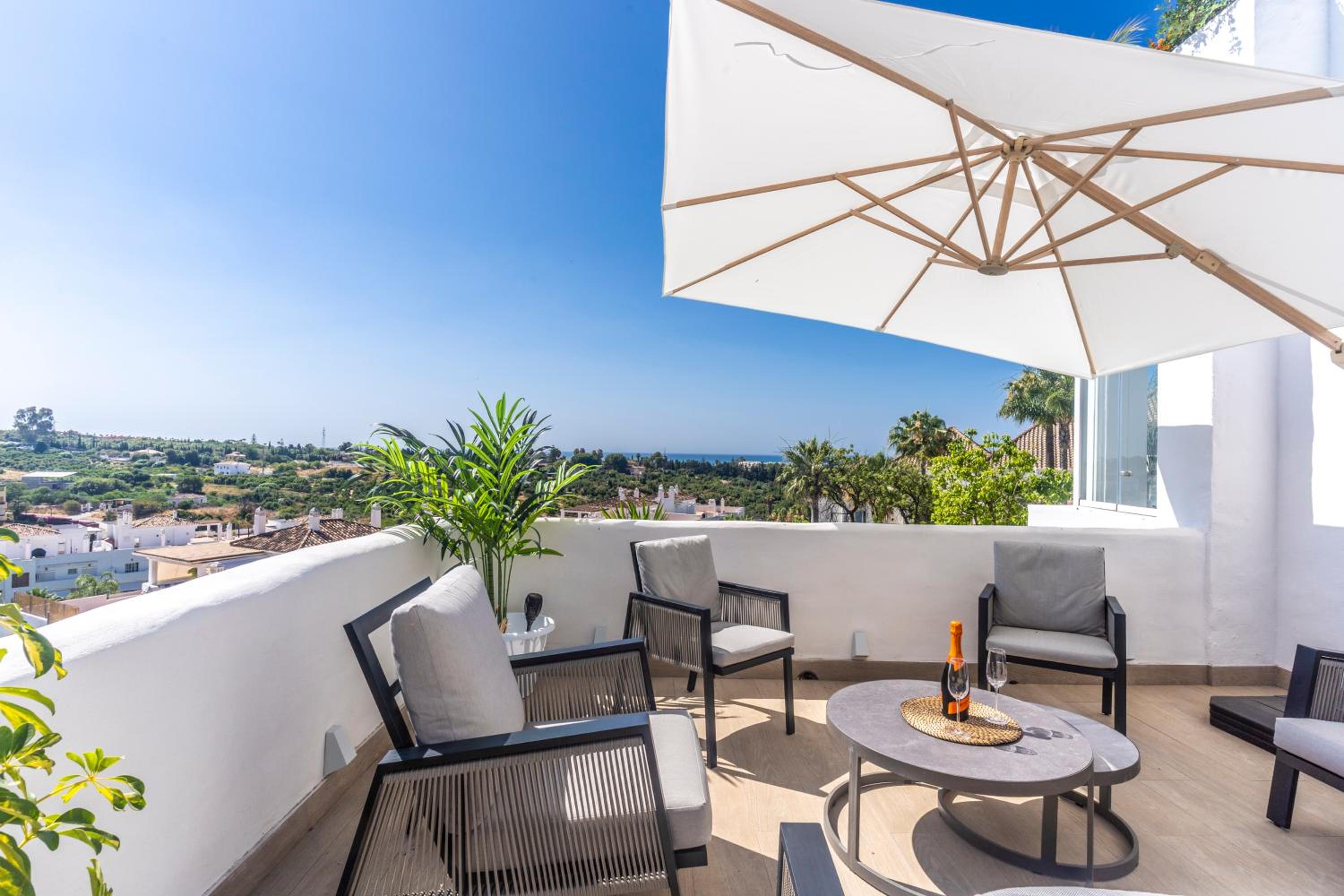 Atico Dúplex en Estepona con Vistas al Mar y Montaña a 10 min de la Playa