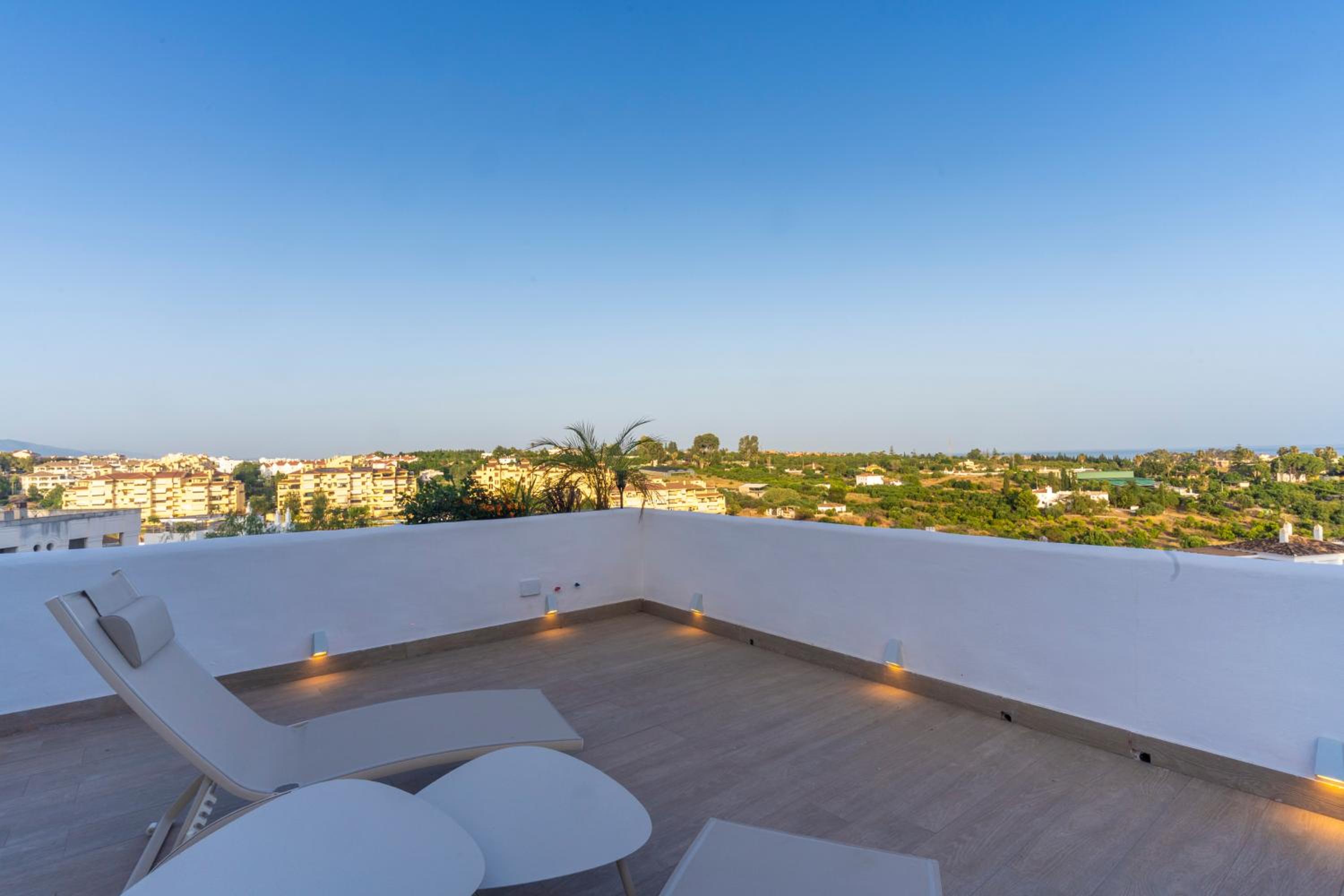 Atico Dúplex en Estepona con Vistas al Mar y Montaña a 10 min de la Playa