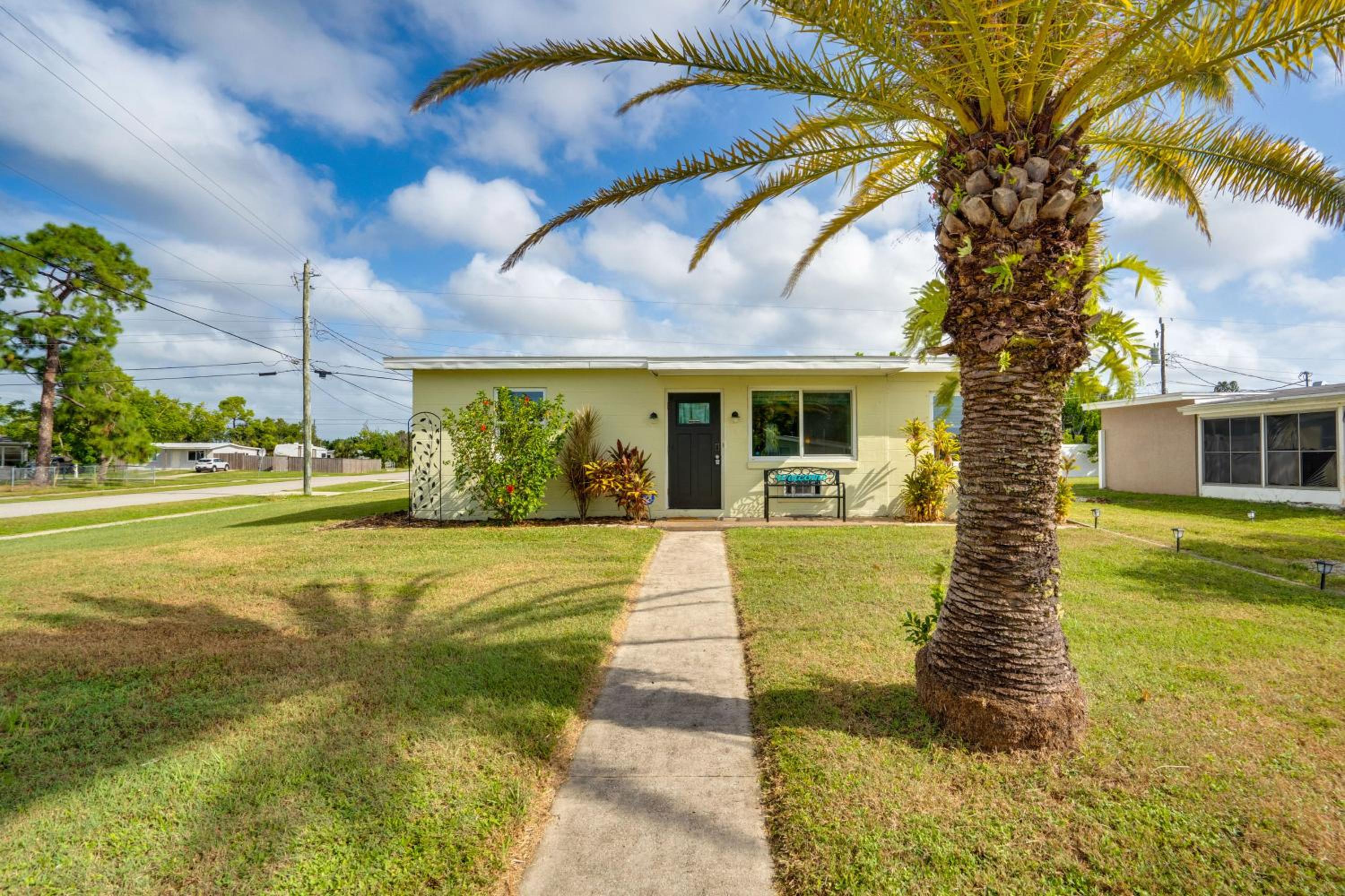Relax in Hot Tub, Walk to Springs North Port Home