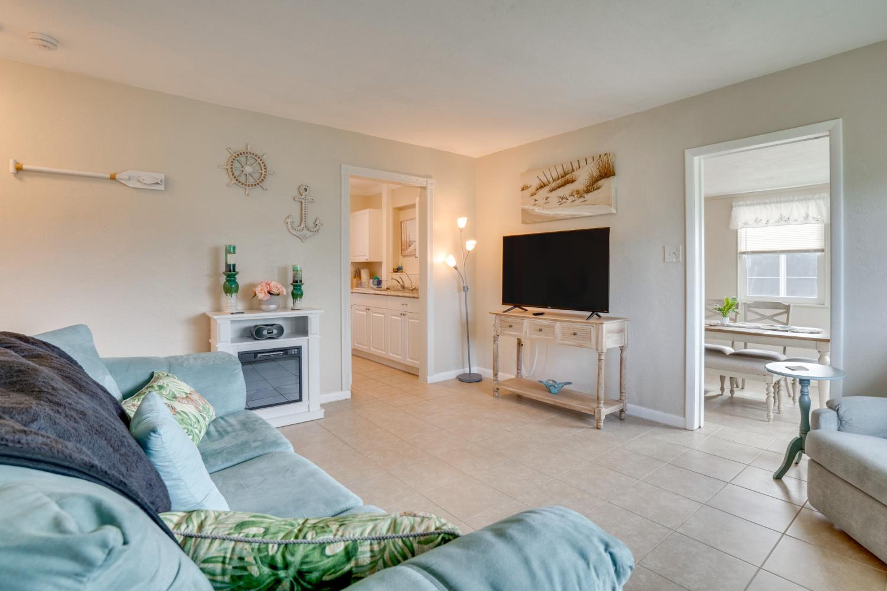 Relax in Hot Tub, Walk to Springs North Port Home