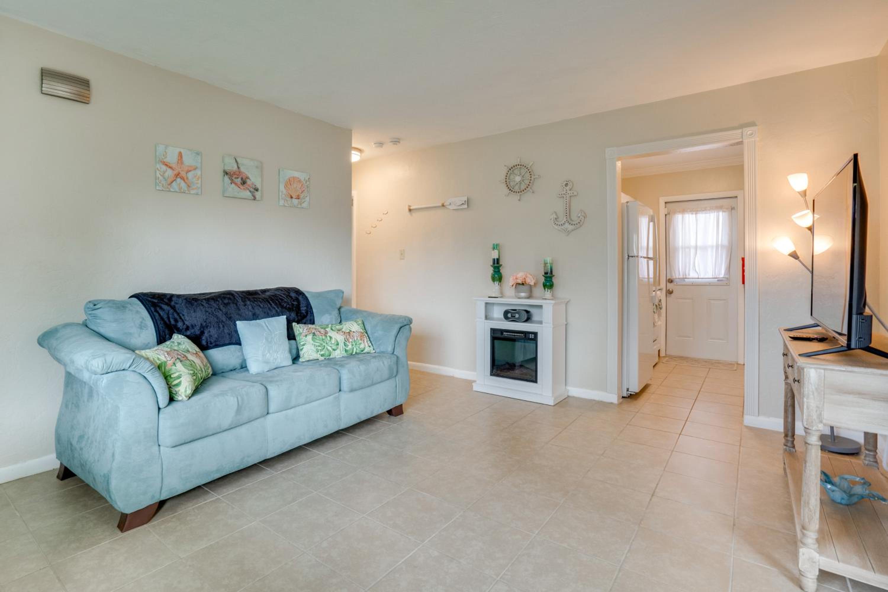 Relax in Hot Tub, Walk to Springs North Port Home