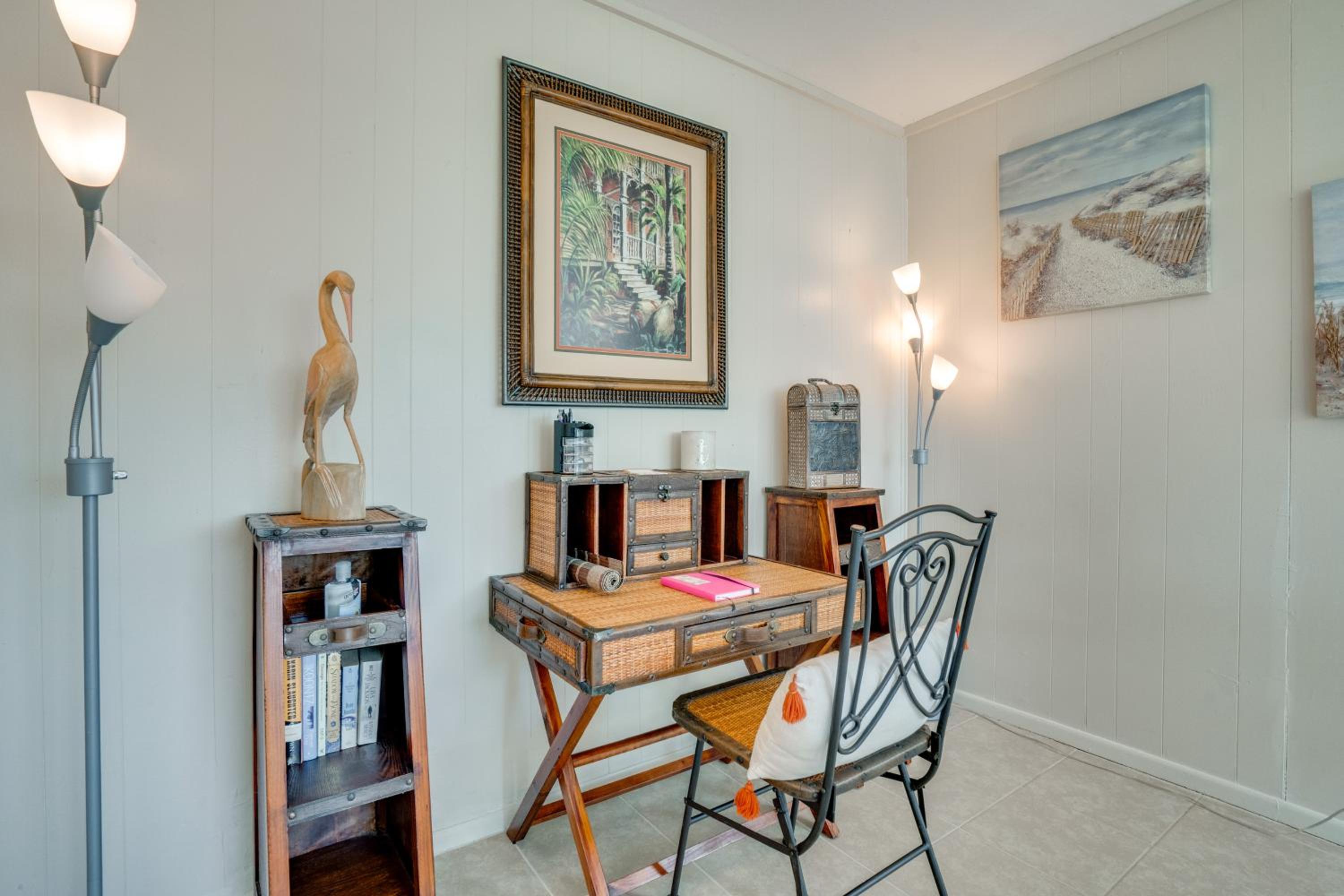 Relax in Hot Tub, Walk to Springs North Port Home
