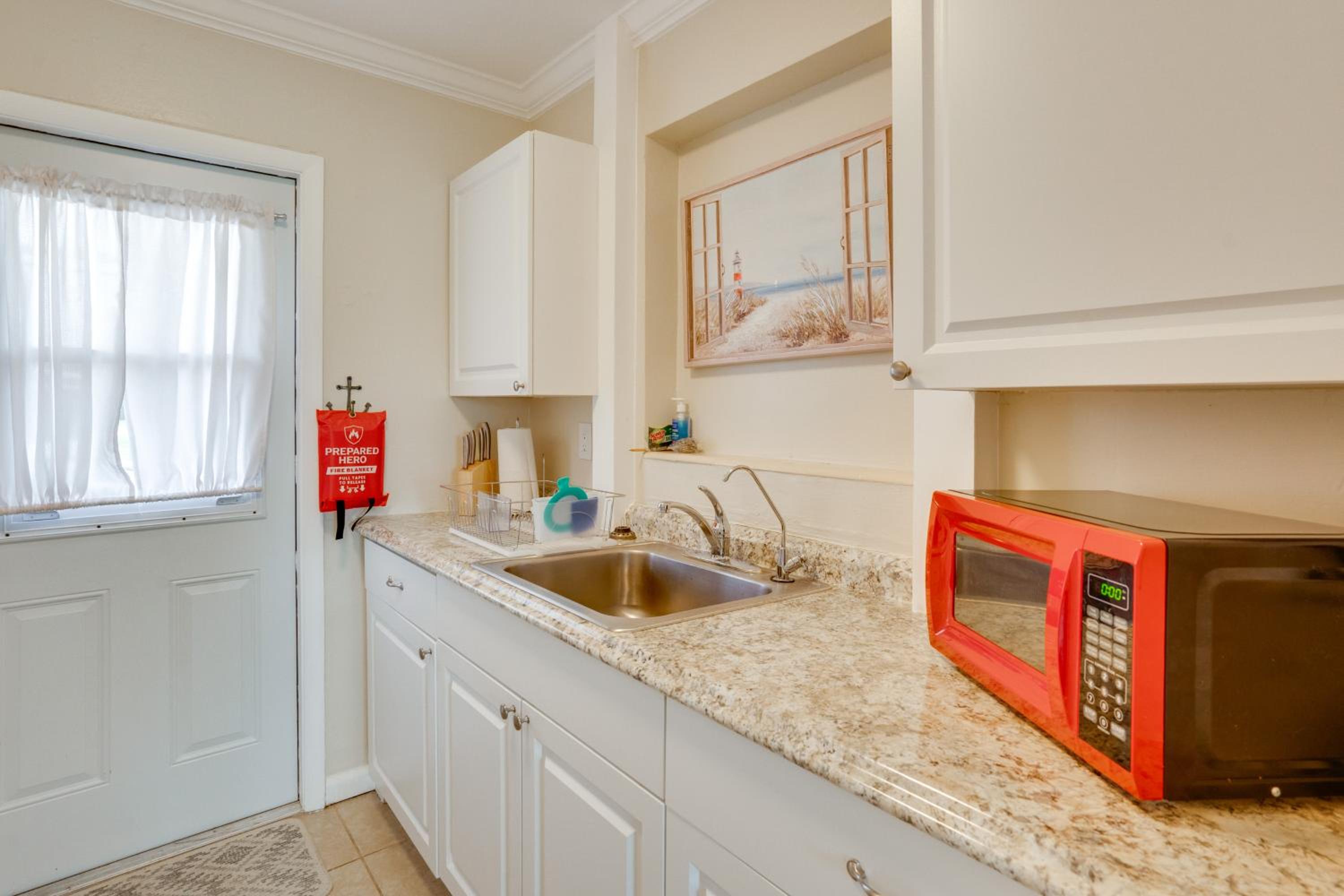Relax in Hot Tub, Walk to Springs North Port Home