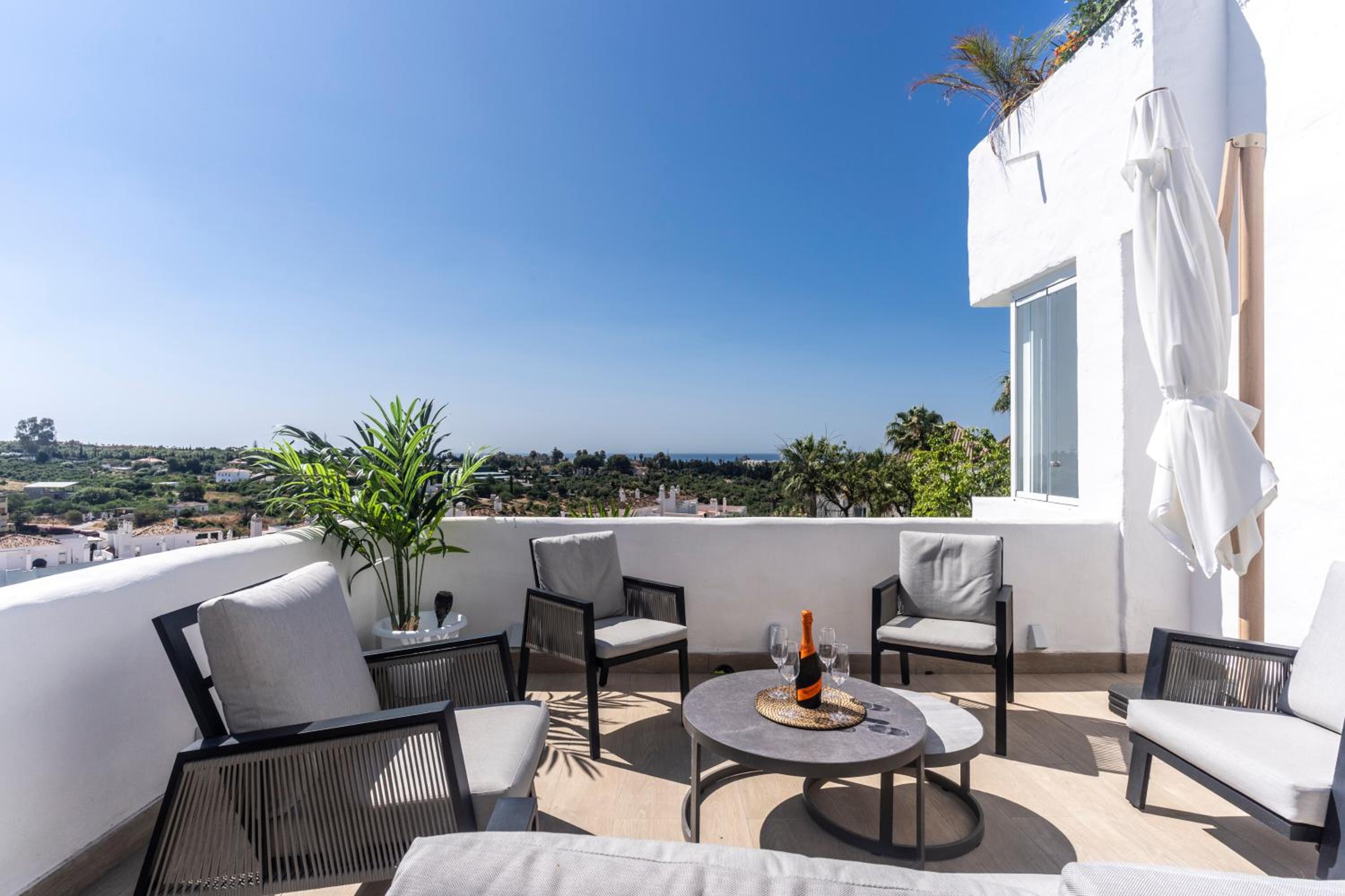 Atico Dúplex en Estepona con Vistas al Mar y Montaña a 10 min de la Playa