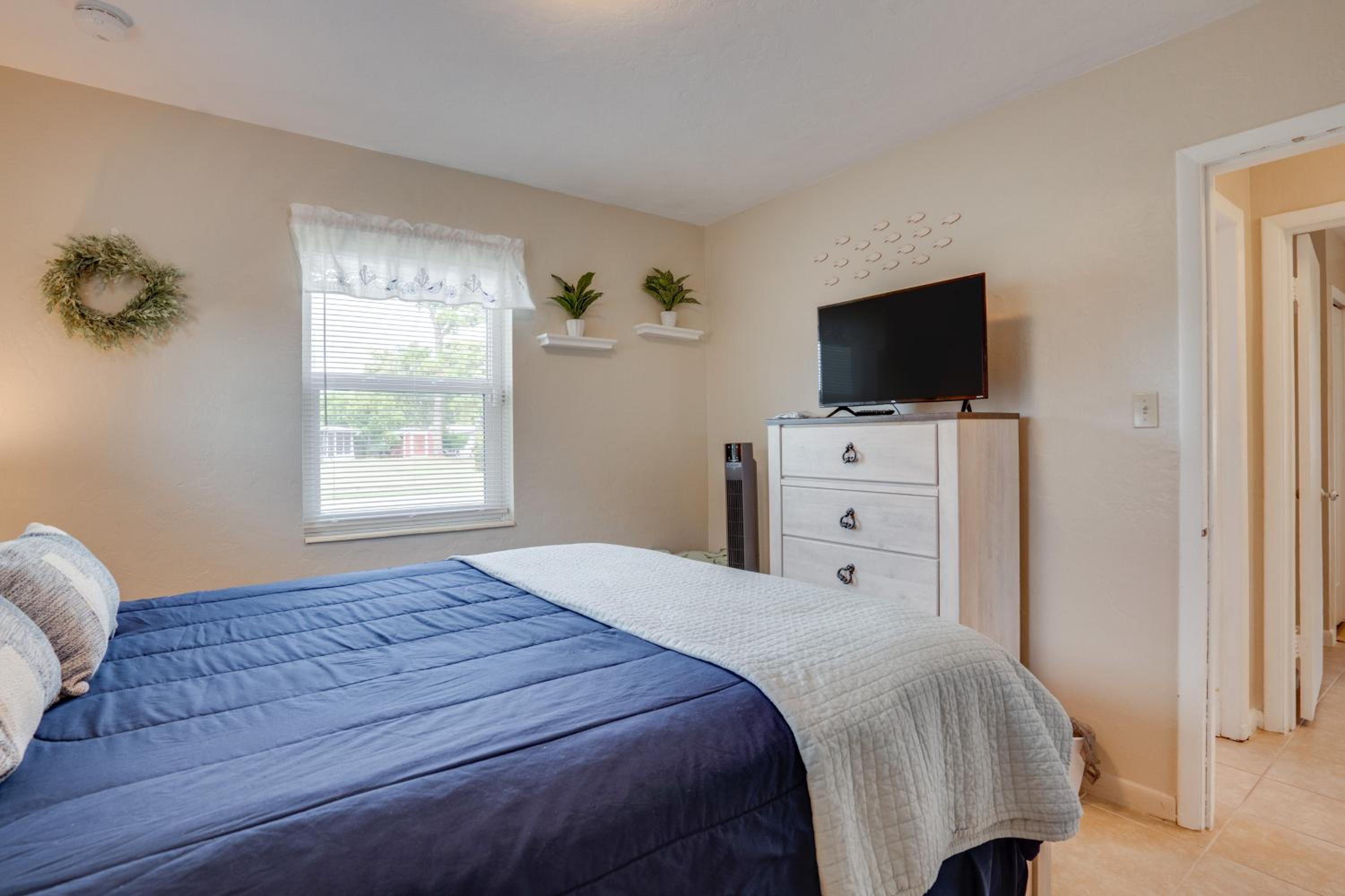 Relax in Hot Tub, Walk to Springs North Port Home
