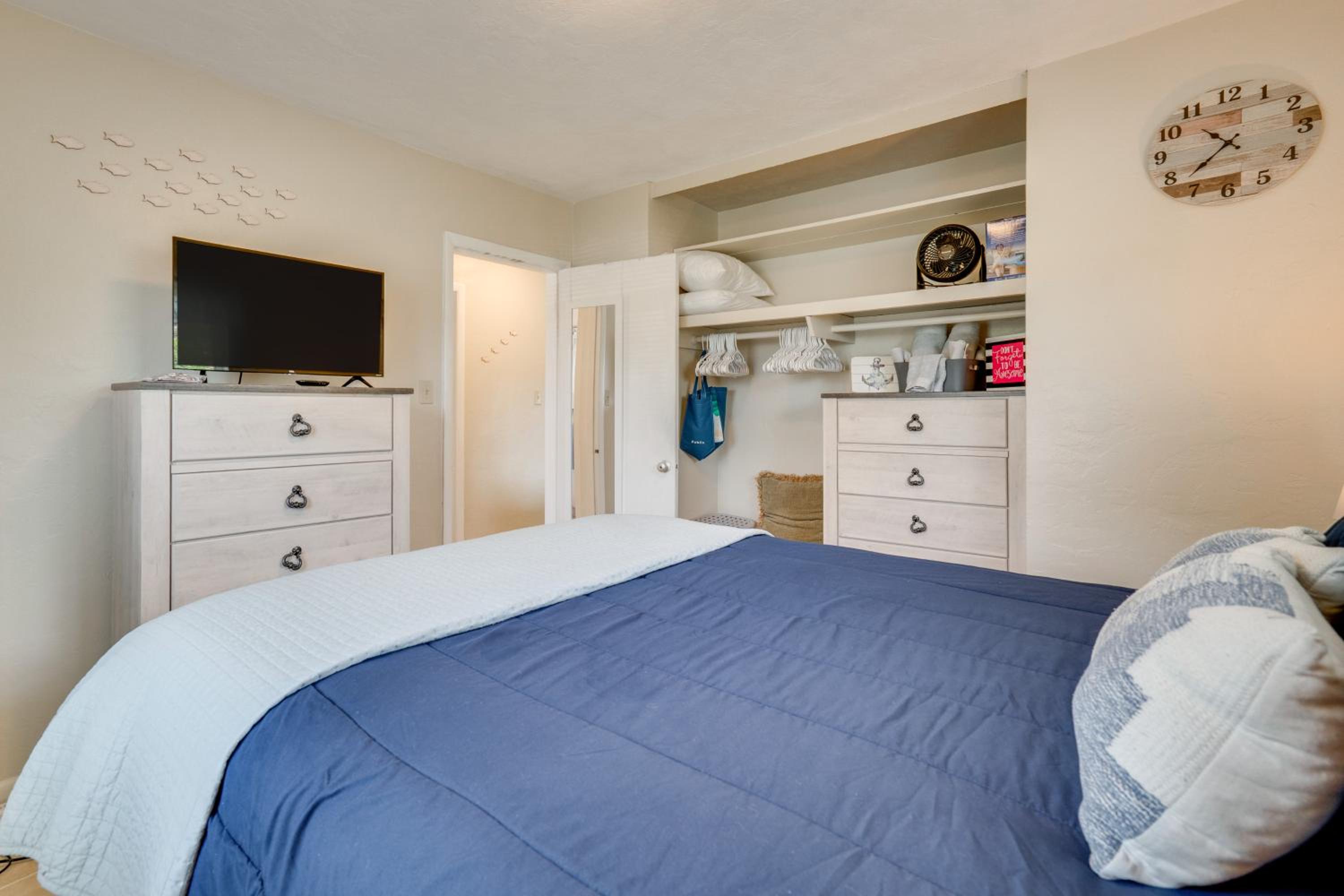 Relax in Hot Tub, Walk to Springs North Port Home