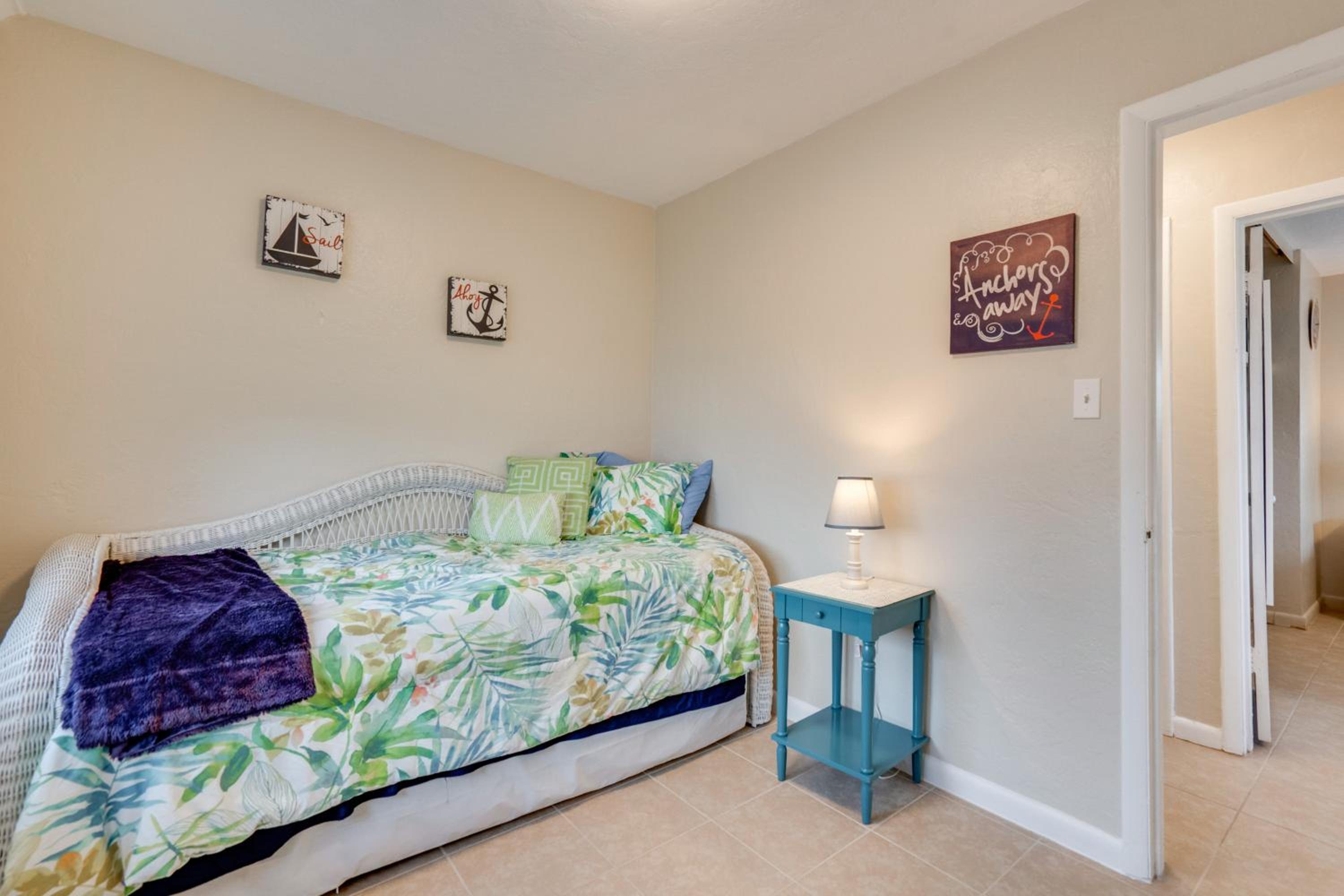 Relax in Hot Tub, Walk to Springs North Port Home