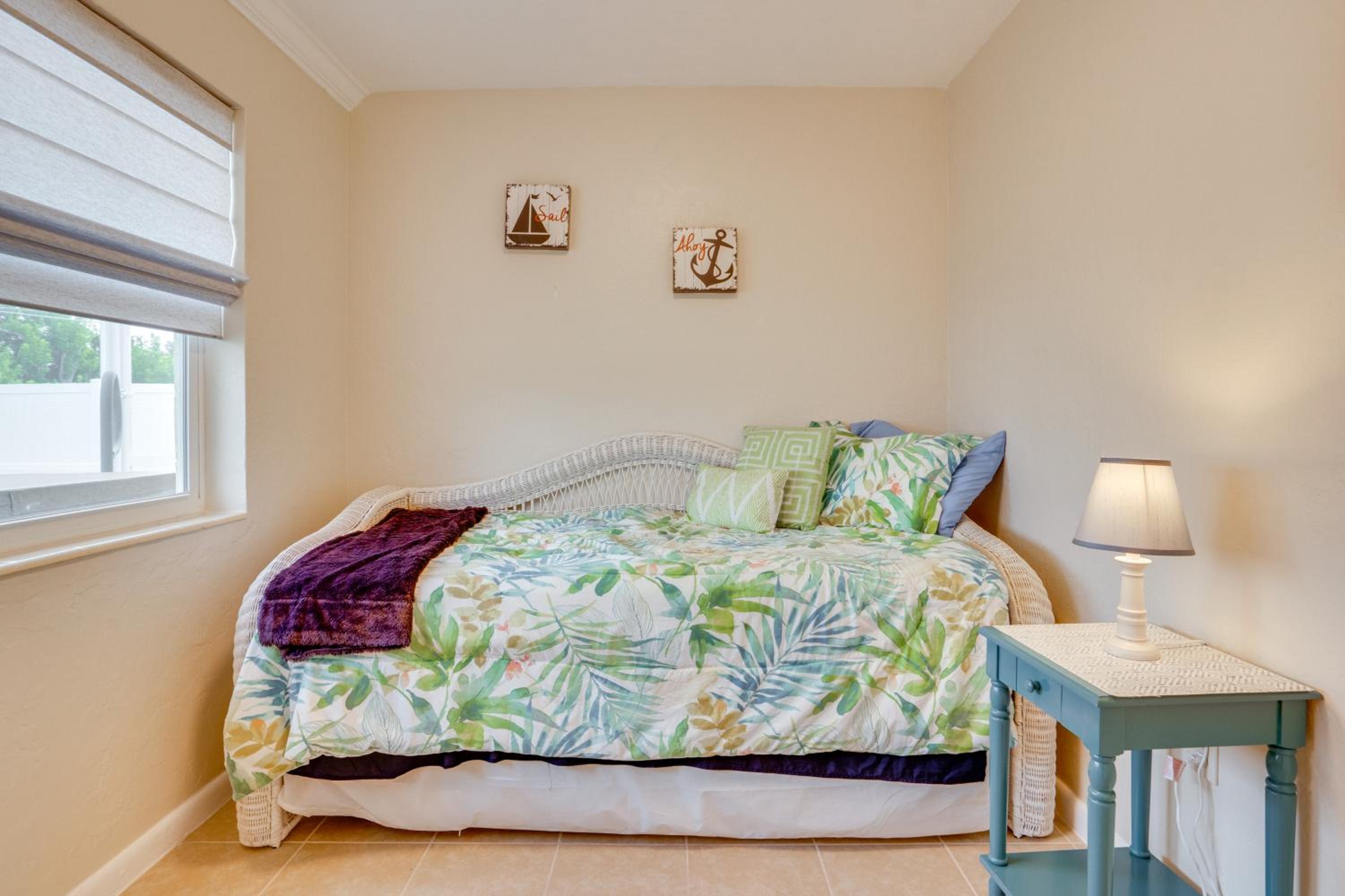 Relax in Hot Tub, Walk to Springs North Port Home