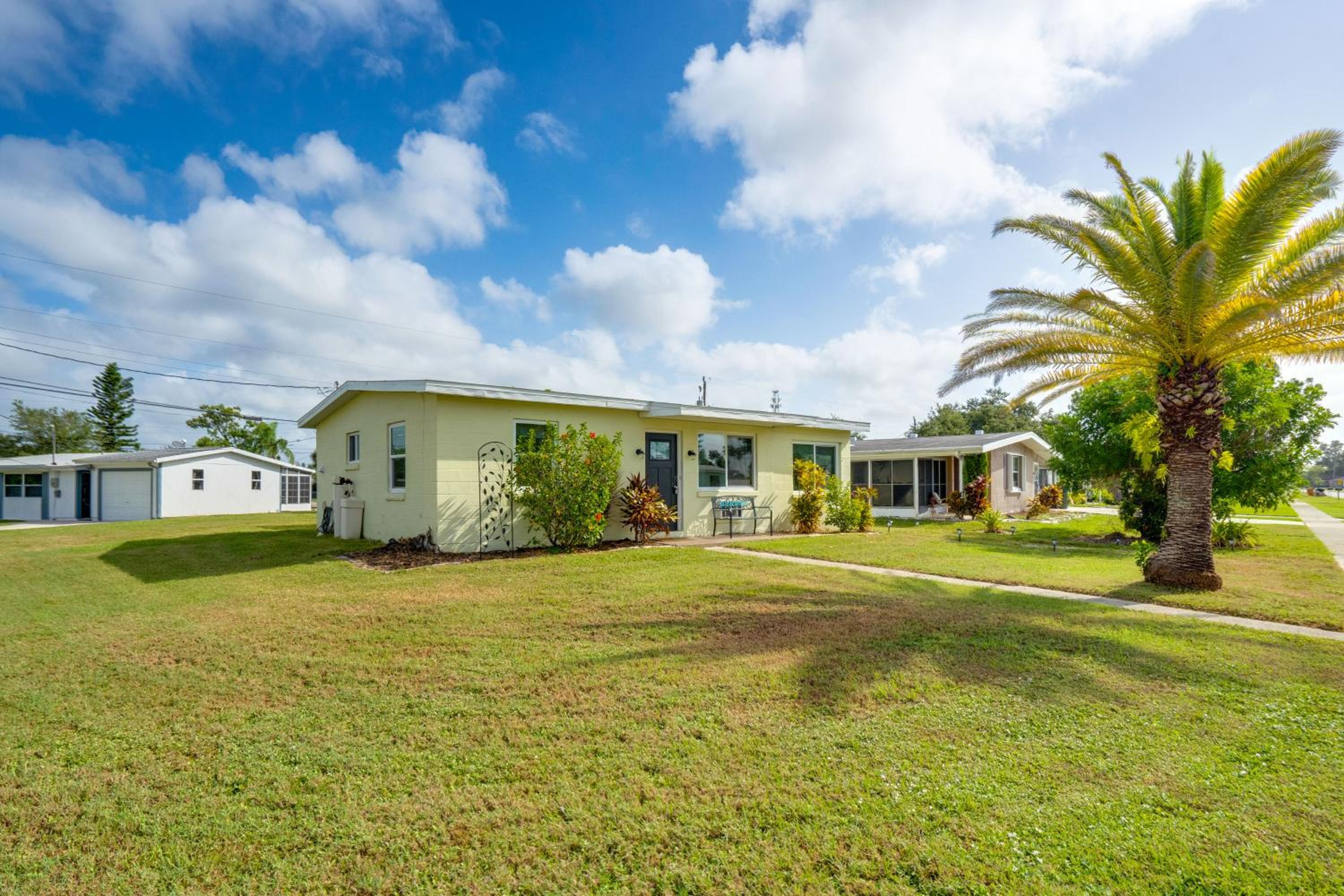 Relax in Hot Tub, Walk to Springs North Port Home