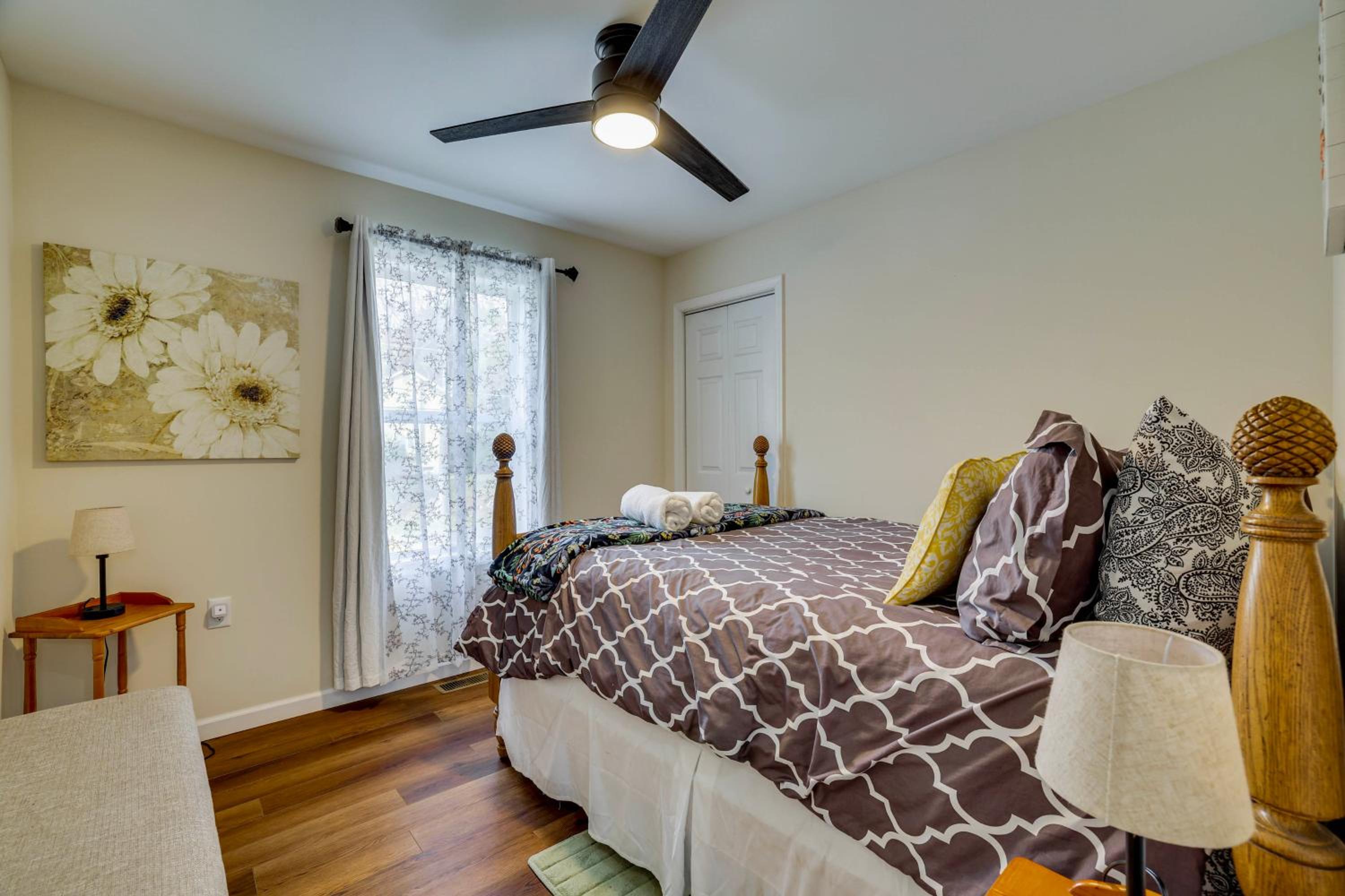 Lakefront Pocono Retreat with Hot Tub and Movie Hub