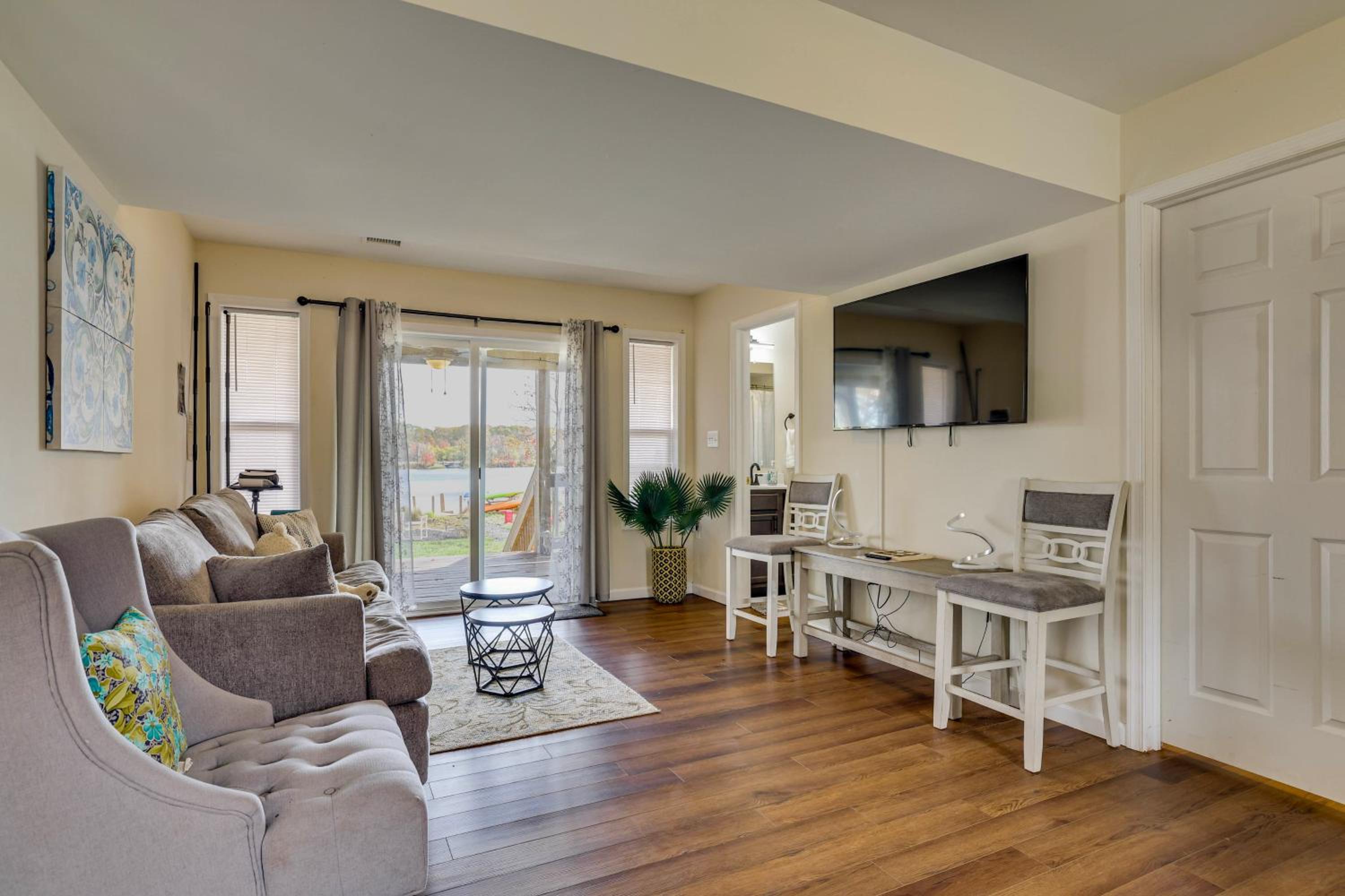 Lakefront Pocono Retreat with Hot Tub and Movie Hub