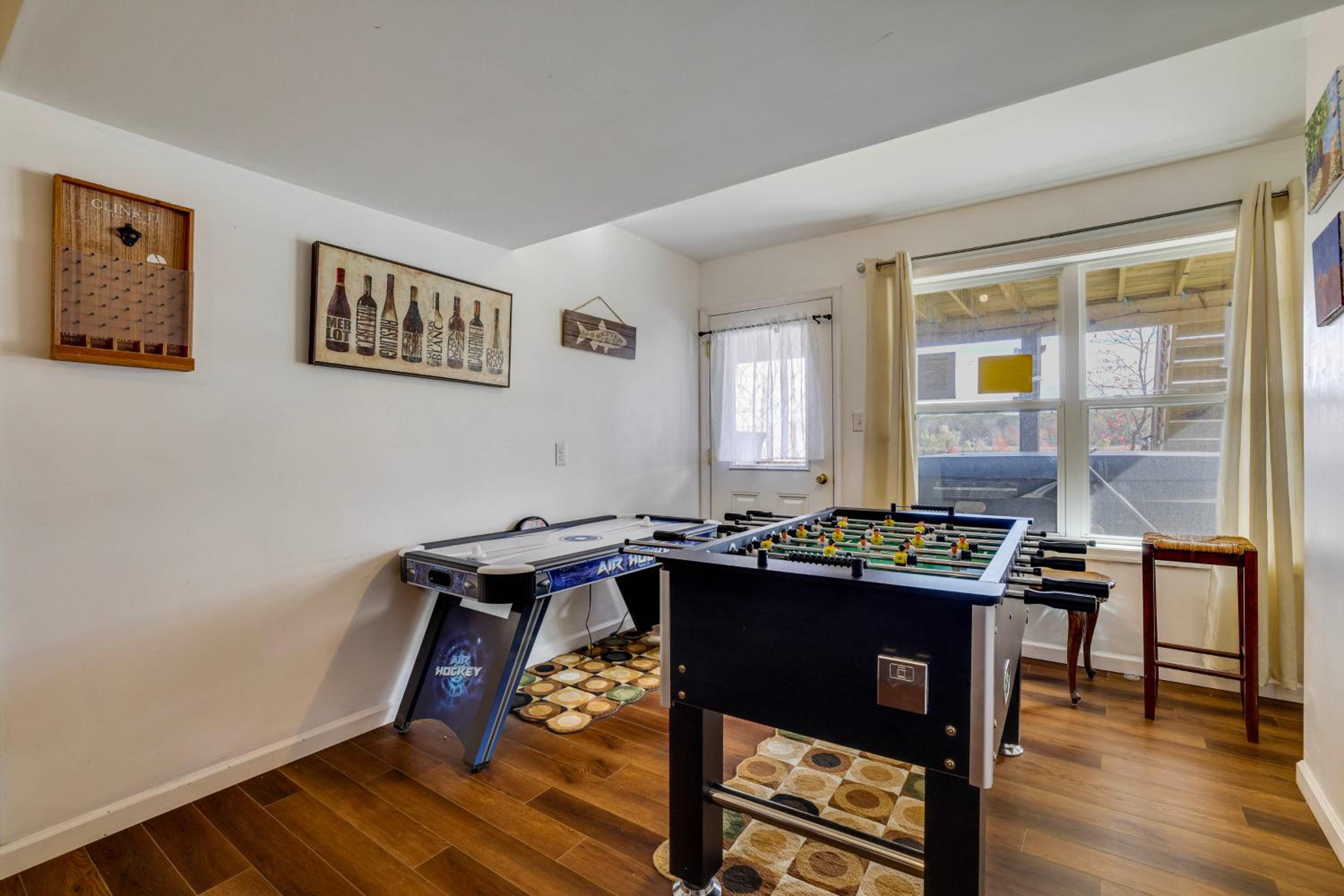 Lakefront Pocono Retreat with Hot Tub and Movie Hub