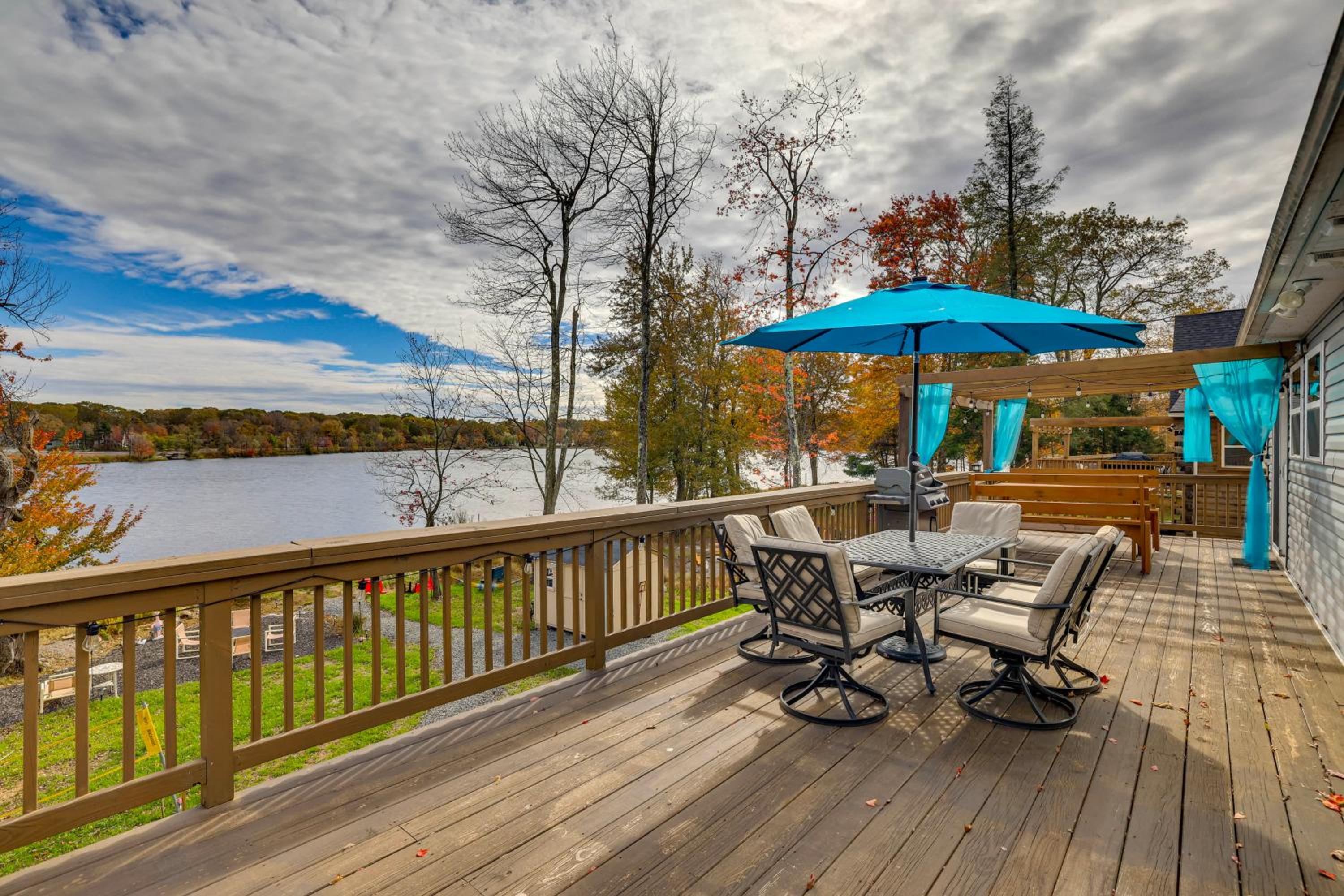 Lakefront Pocono Retreat with Hot Tub and Movie Hub