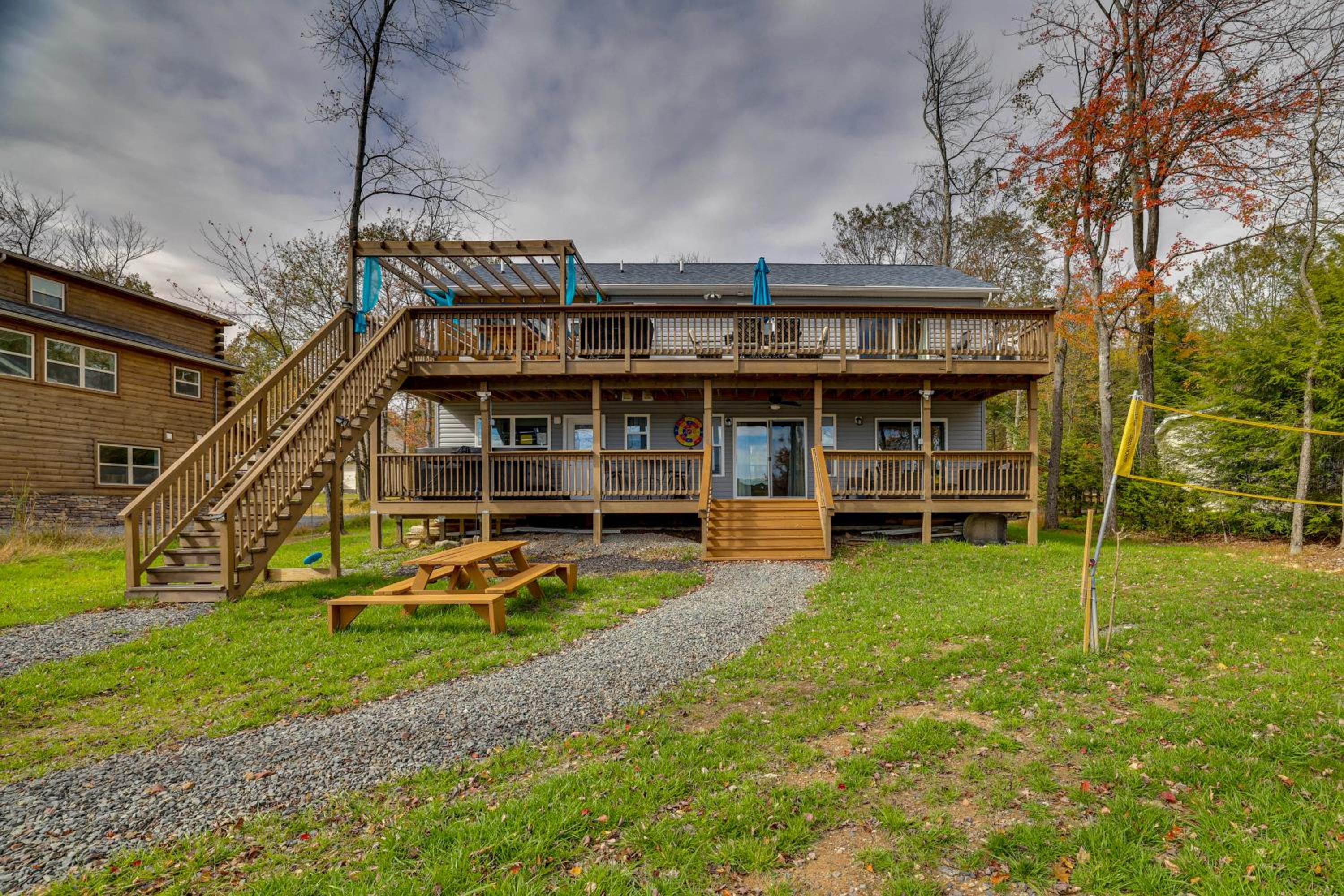 Lakefront Pocono Retreat with Hot Tub and Movie Hub