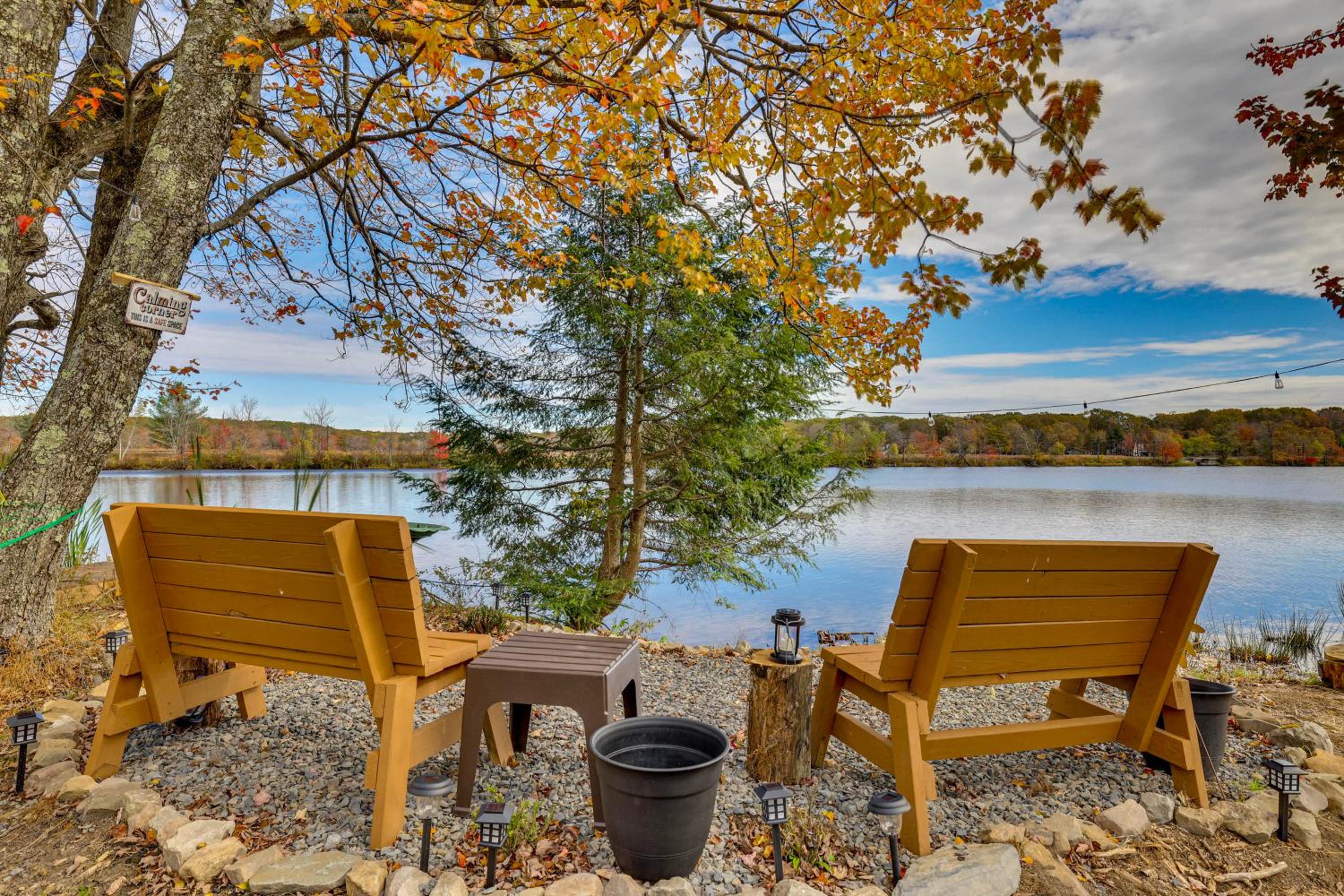 Lakefront Pocono Retreat with Hot Tub and Movie Hub