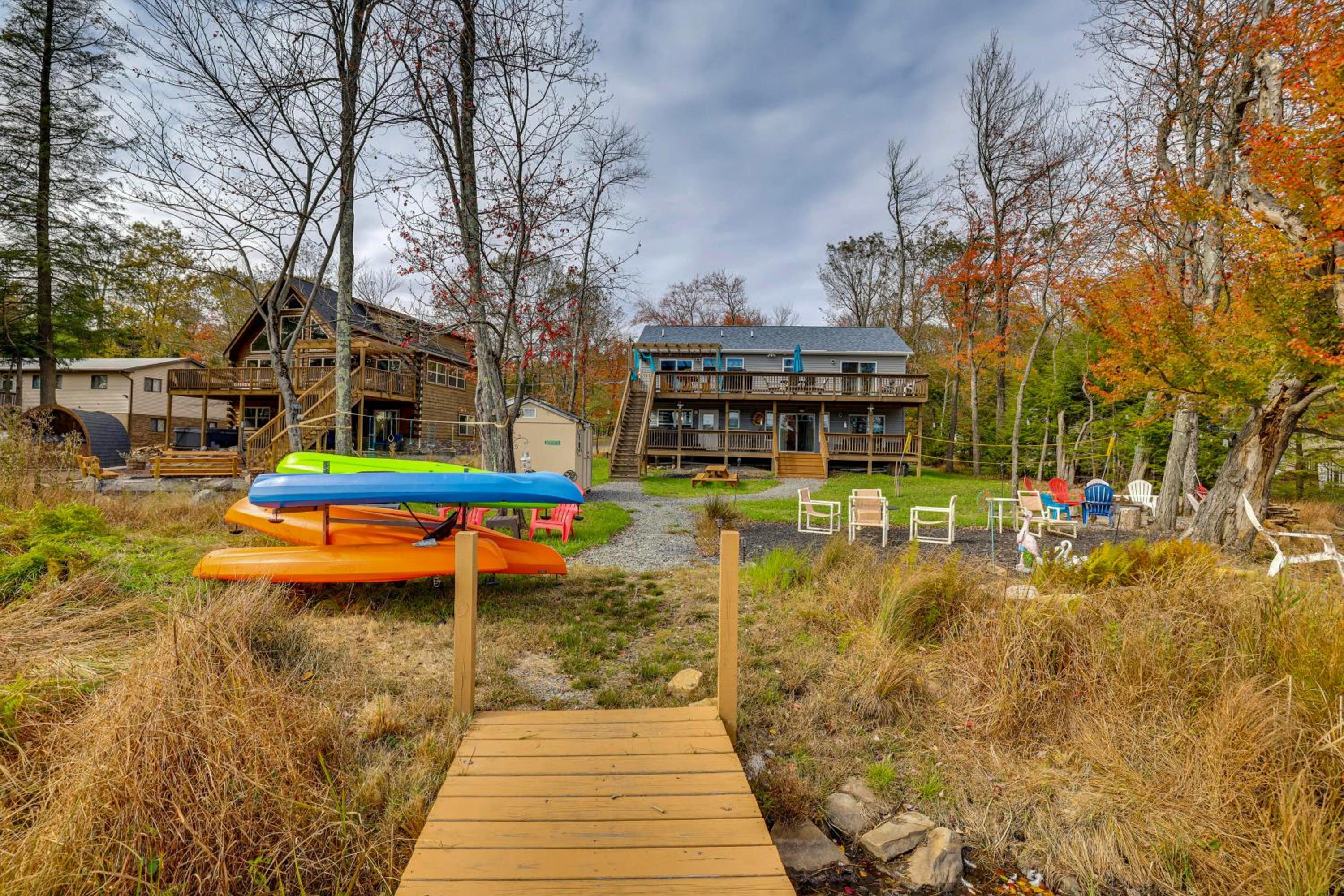 Lakefront Pocono Retreat with Hot Tub and Movie Hub