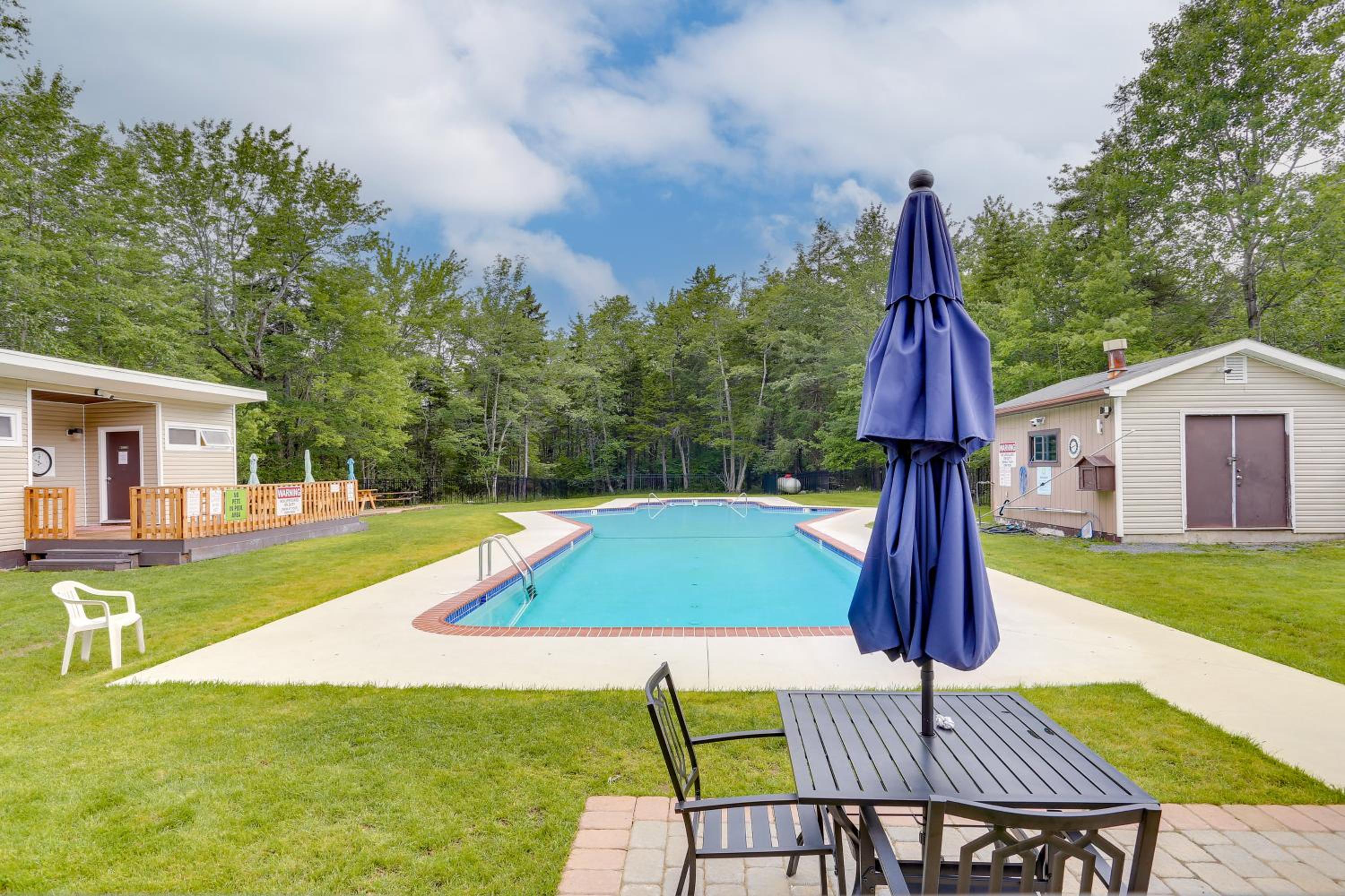 Lakefront Pocono Retreat with Hot Tub and Movie Hub