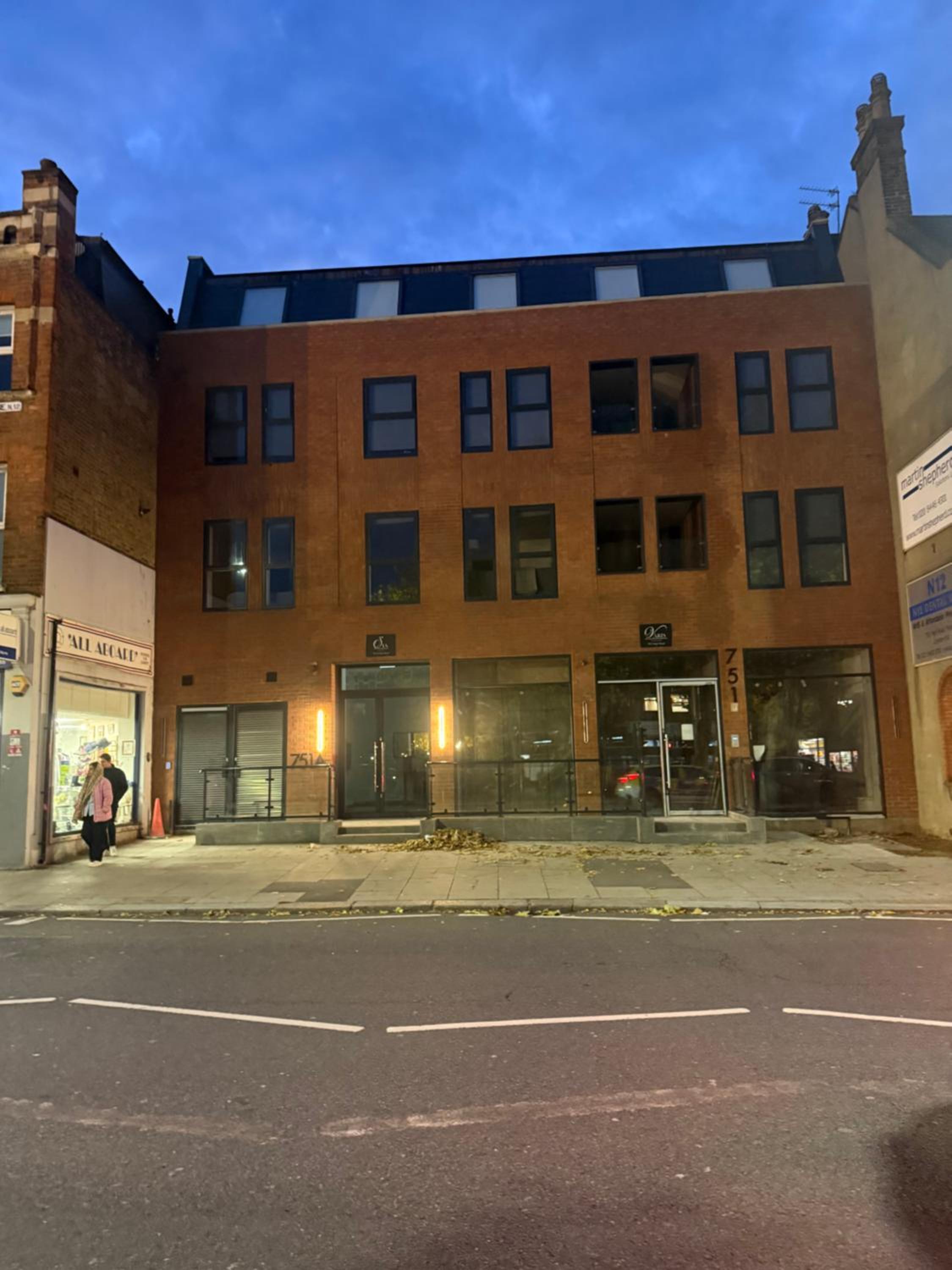 Luxury 1 Bedroom Apartment sleeps 4 with terrace 10 min to tube