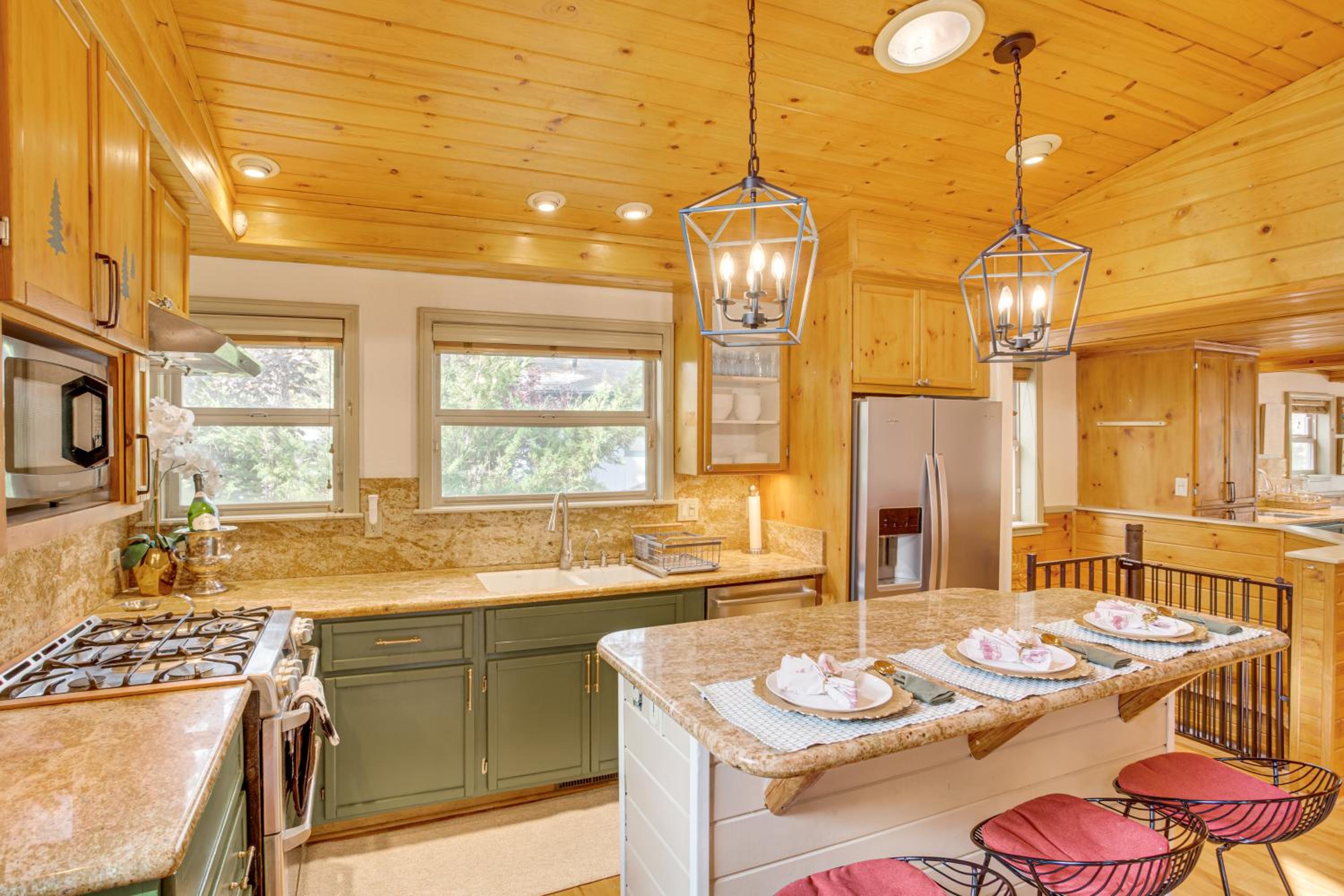 3 Mi to Snow Summit Charming Home with Fenced Yard