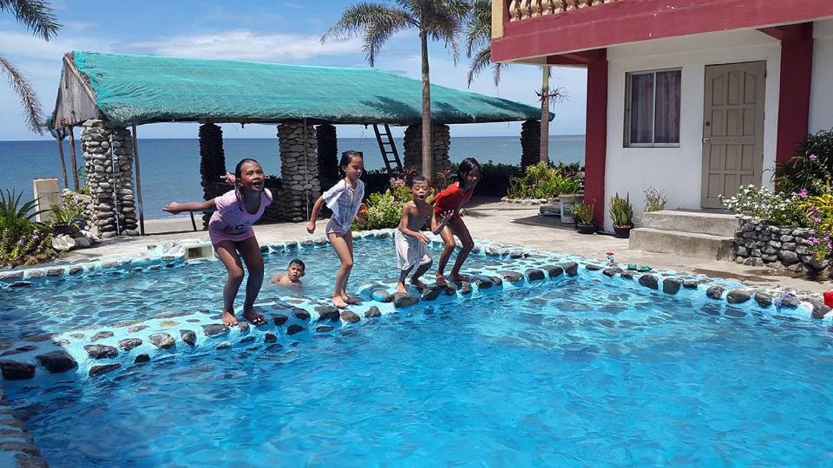 RedDoorz @ White Castle Beach Resort Iba Zambales view 5
