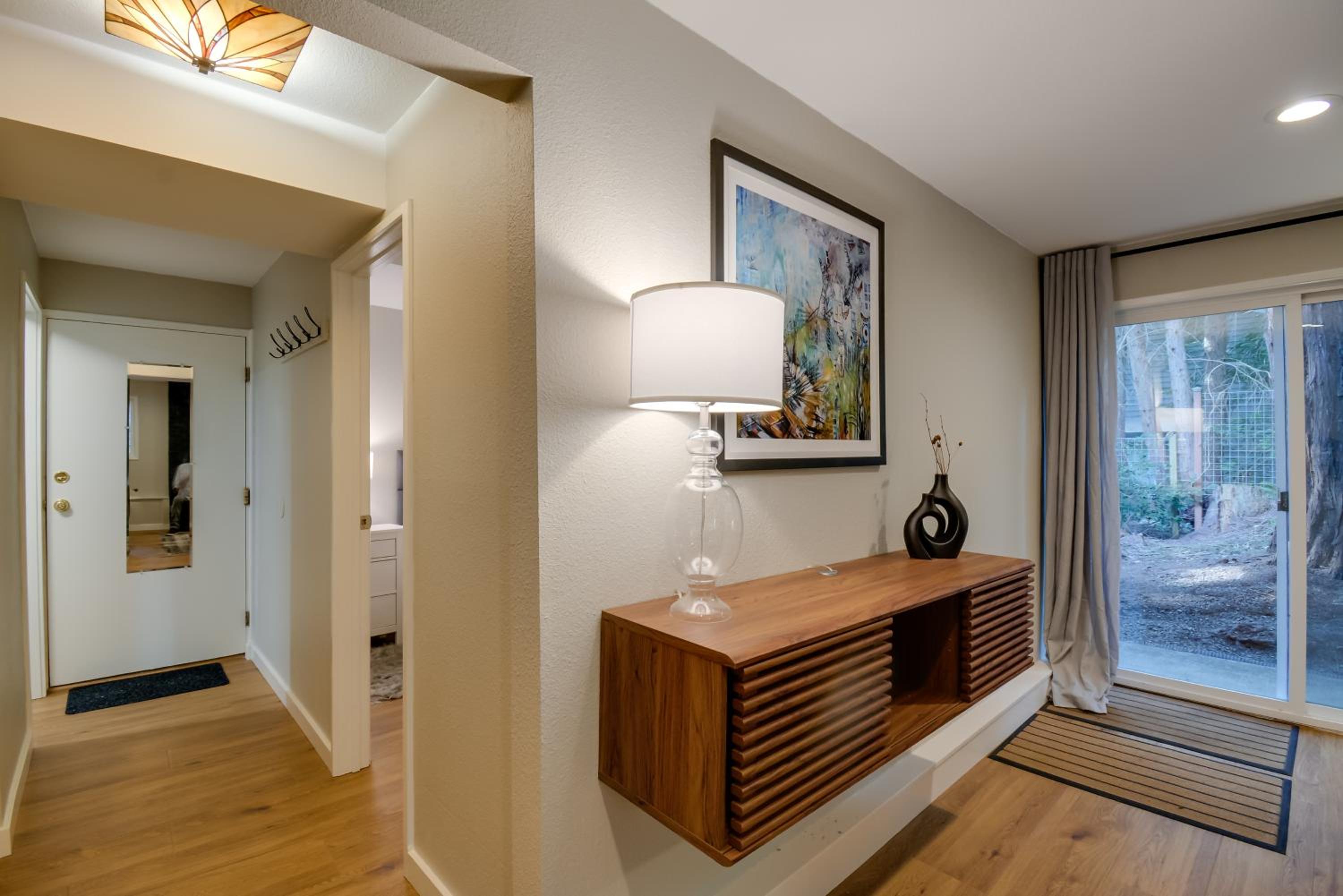 Walk to Beach and Village Bainbridge Island Gem!
