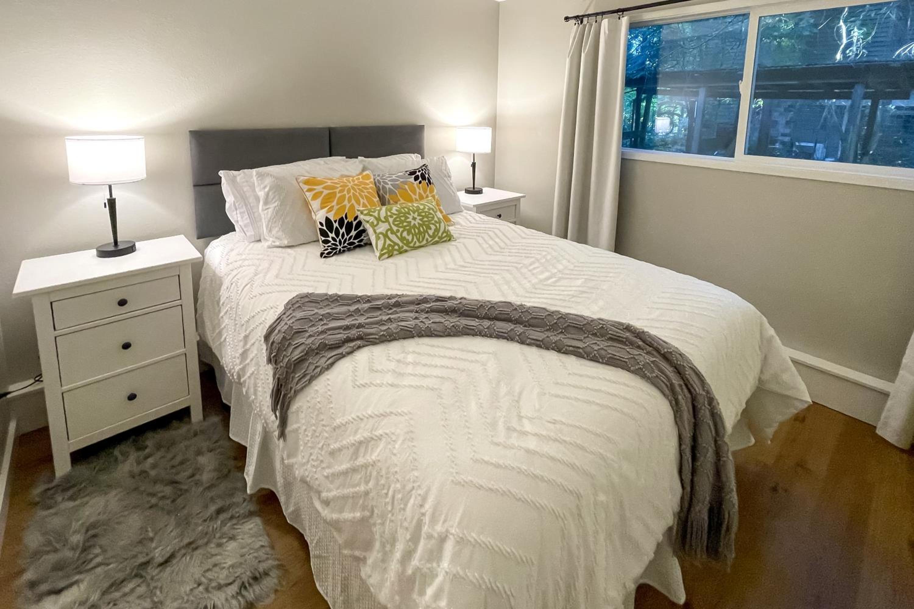 Walk to Beach and Village Bainbridge Island Gem!