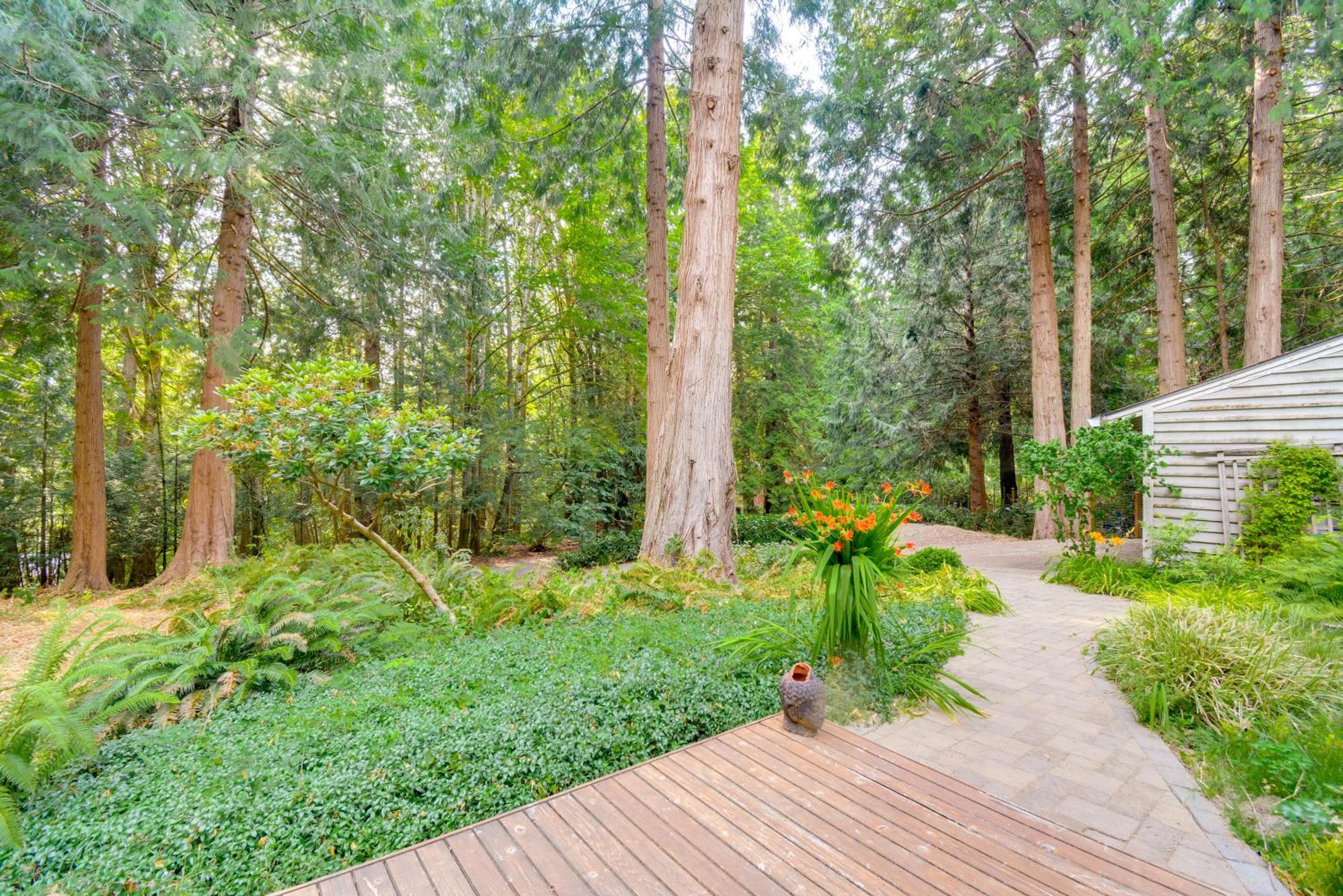 Walk to Beach and Village Bainbridge Island Gem!