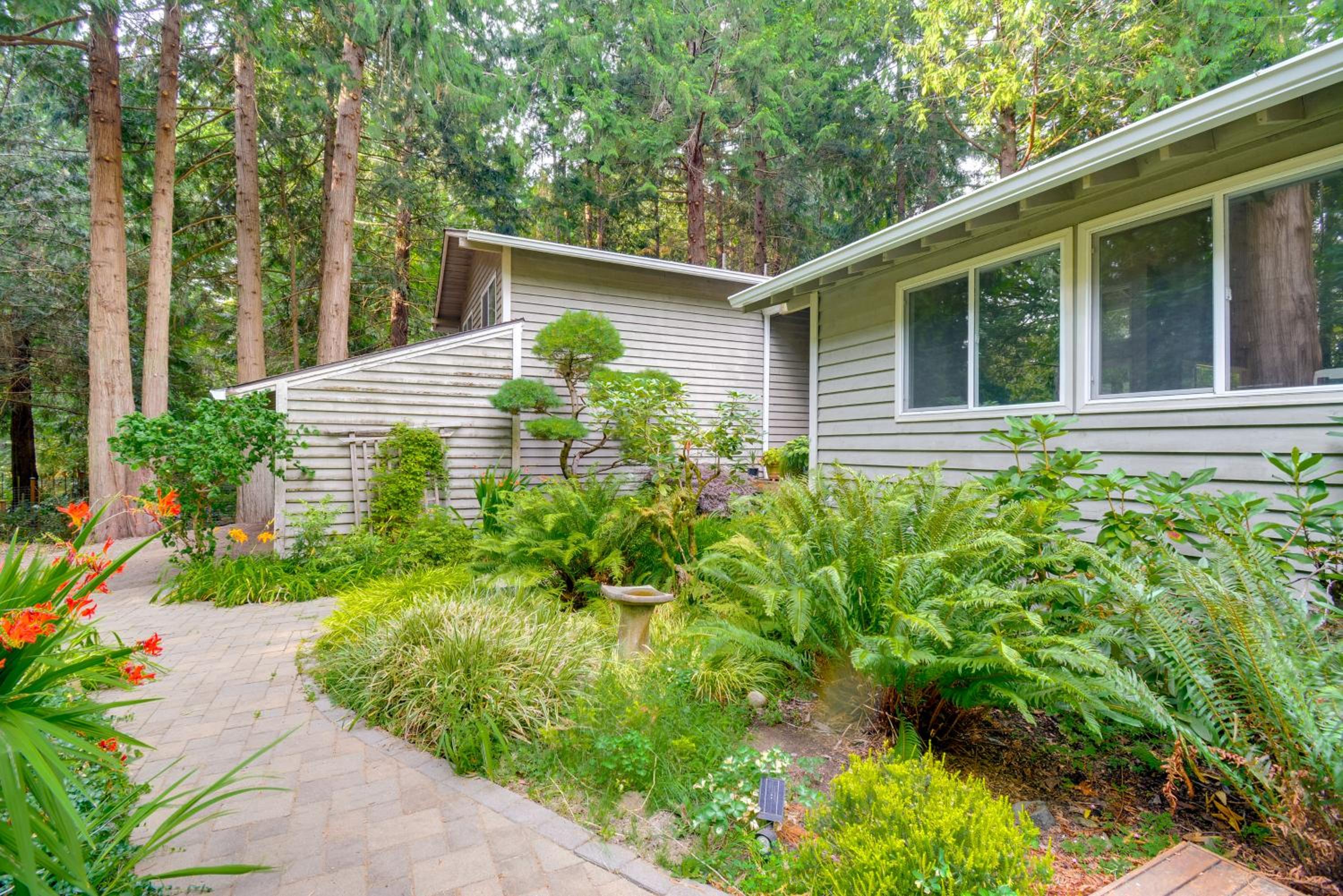 Walk to Beach and Village Bainbridge Island Gem!